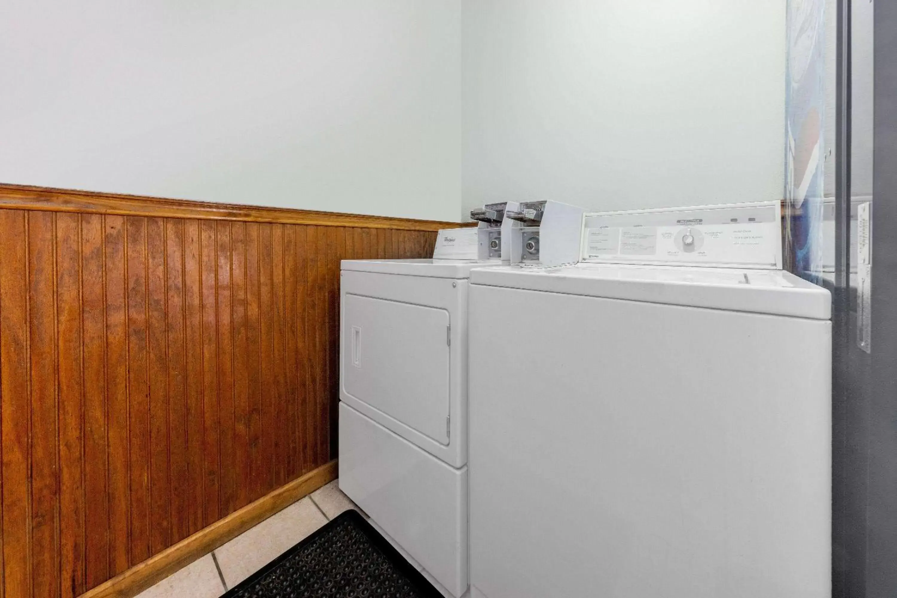 laundry, Kitchen/Kitchenette in Super 8 by Wyndham Kansas City at Barry Road/Airport