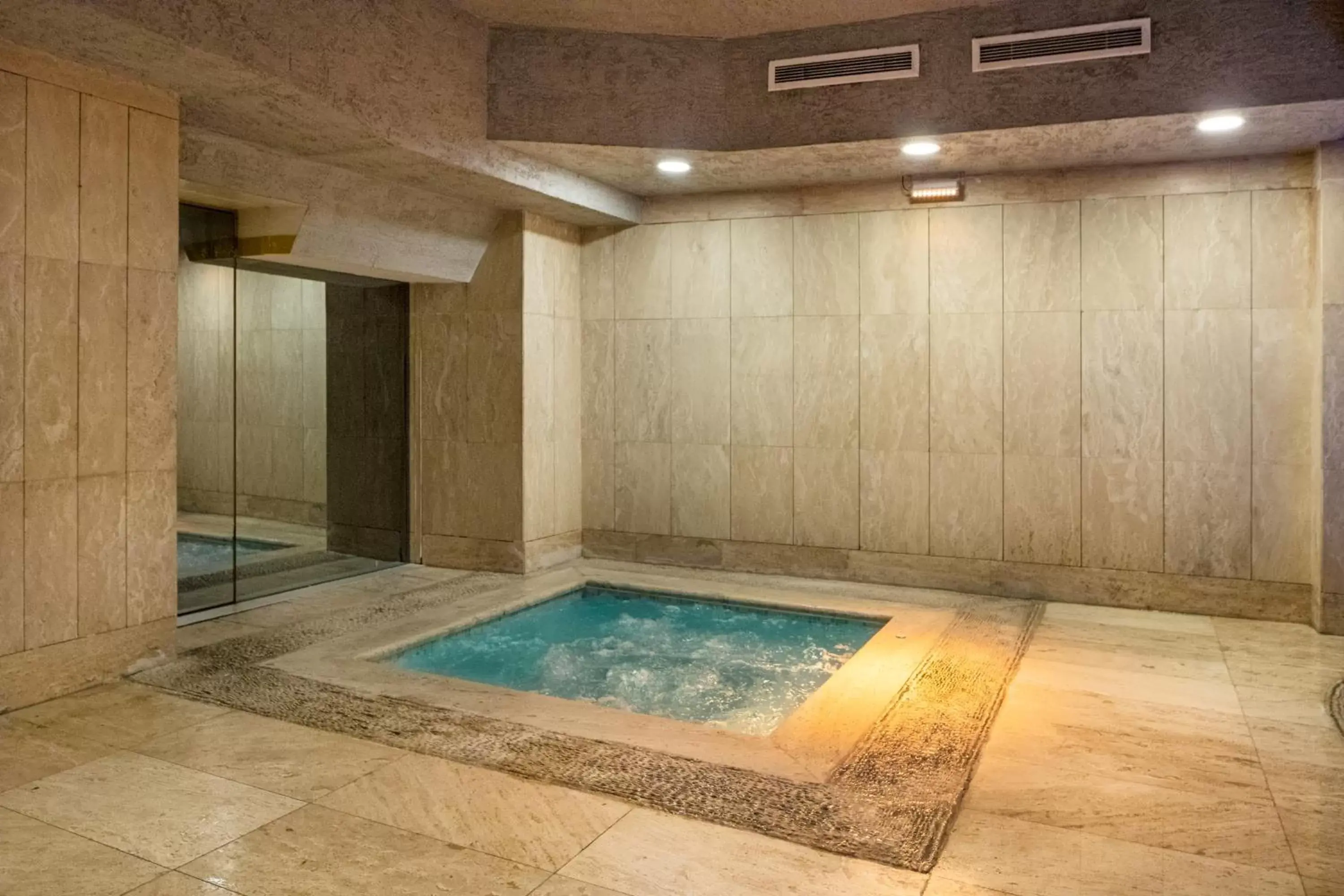 Hot Tub, Swimming Pool in Orka Royal Hotel & Spa