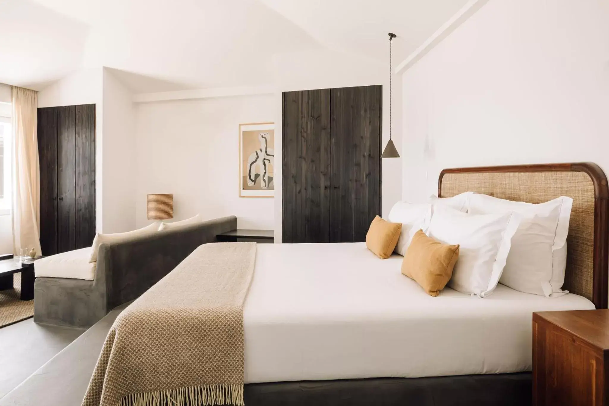 Bed in White Exclusive Suites & Villas