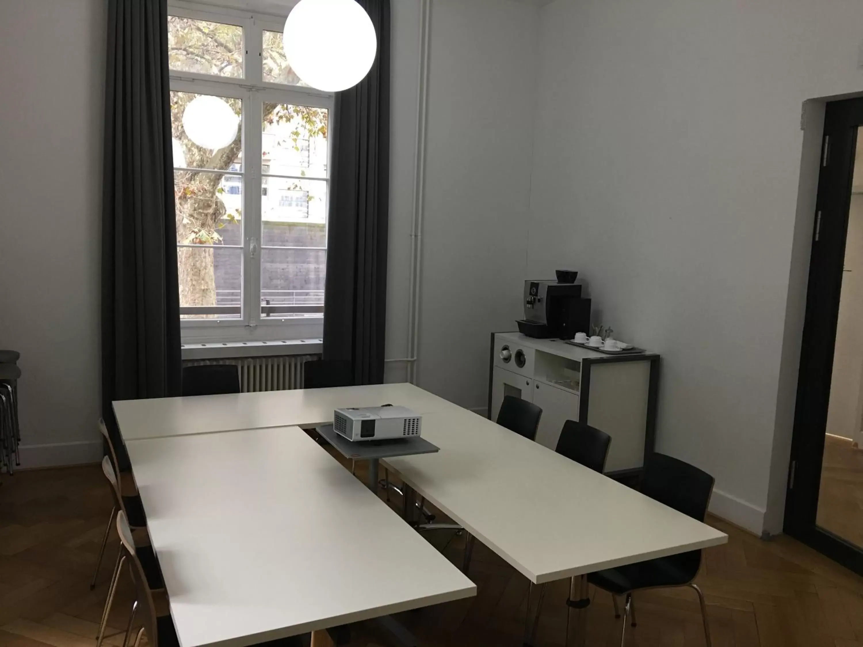 Meeting/conference room, Dining Area in Geneva Hostel