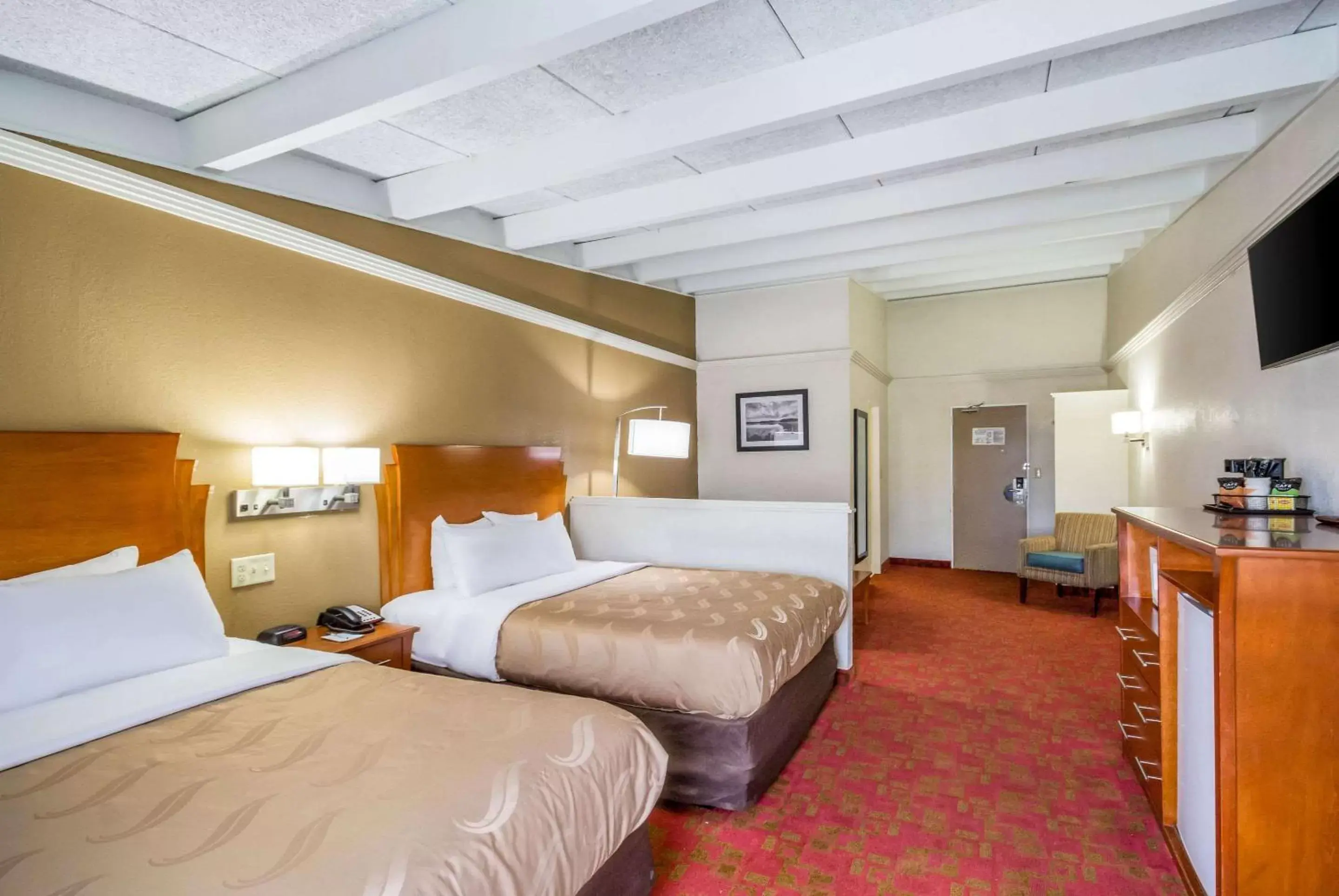 Photo of the whole room, Bed in Quality Inn & Suites Kansas City - Independence I-70 East