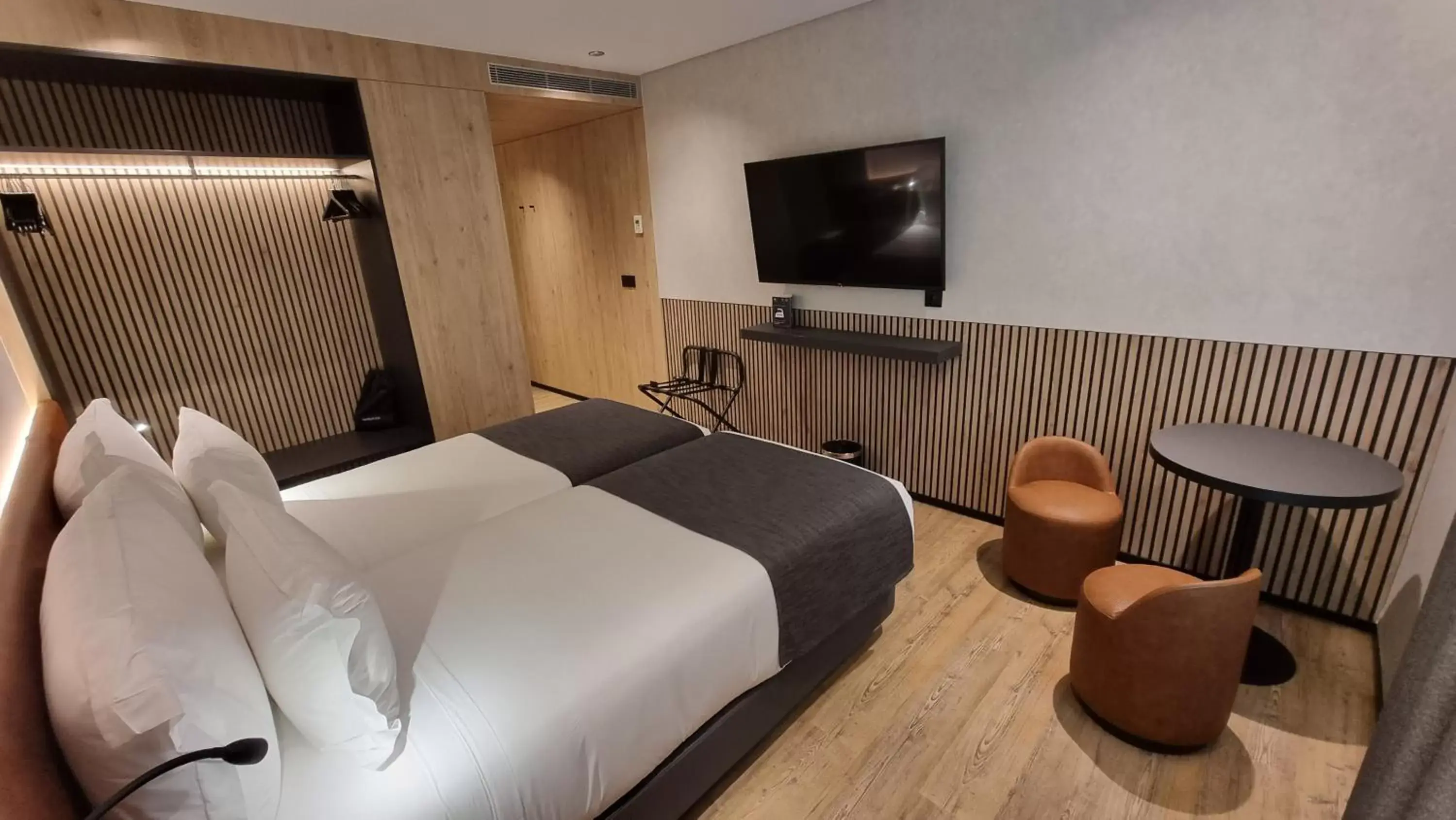 Bedroom, TV/Entertainment Center in Hotel Principe Avila