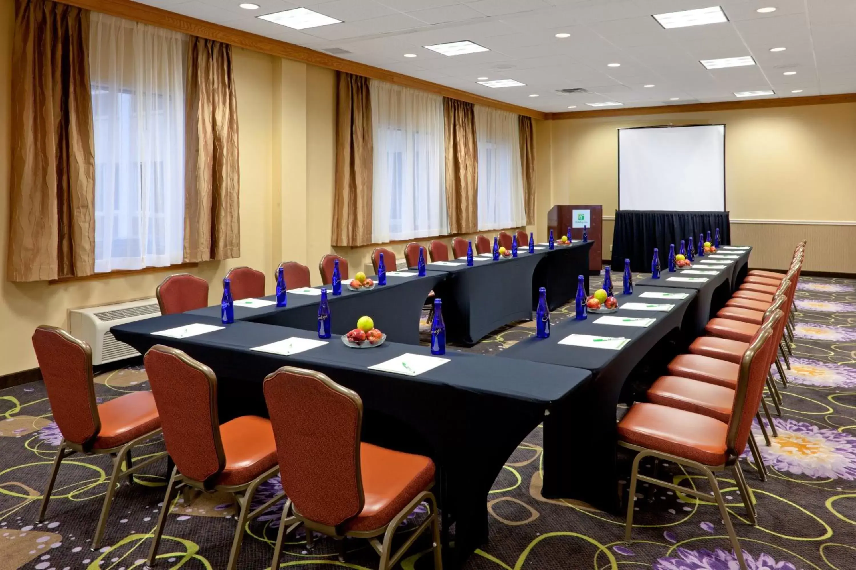 Meeting/conference room in Holiday Inn Clark - Newark, an IHG Hotel