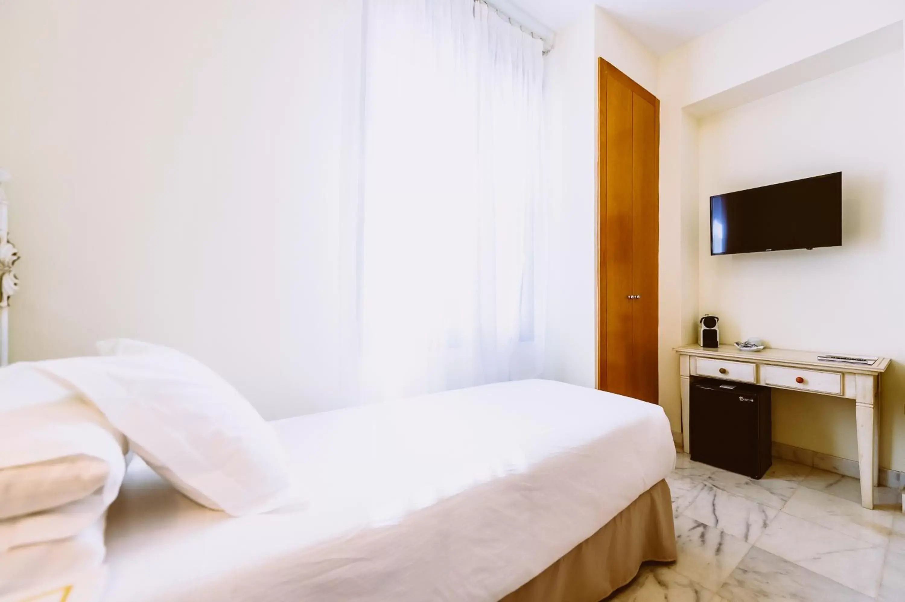 Photo of the whole room, Bed in Basic Hotel Doña Manuela Photo of the whole room, Bed in Basic Hotel Doña Manuela