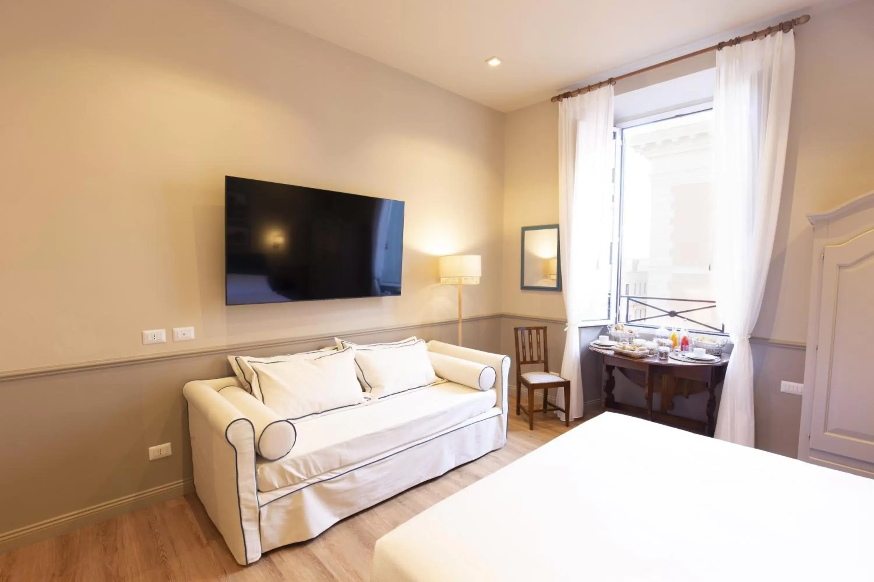 TV and multimedia, TV/Entertainment Center in Hotel donna Francesca