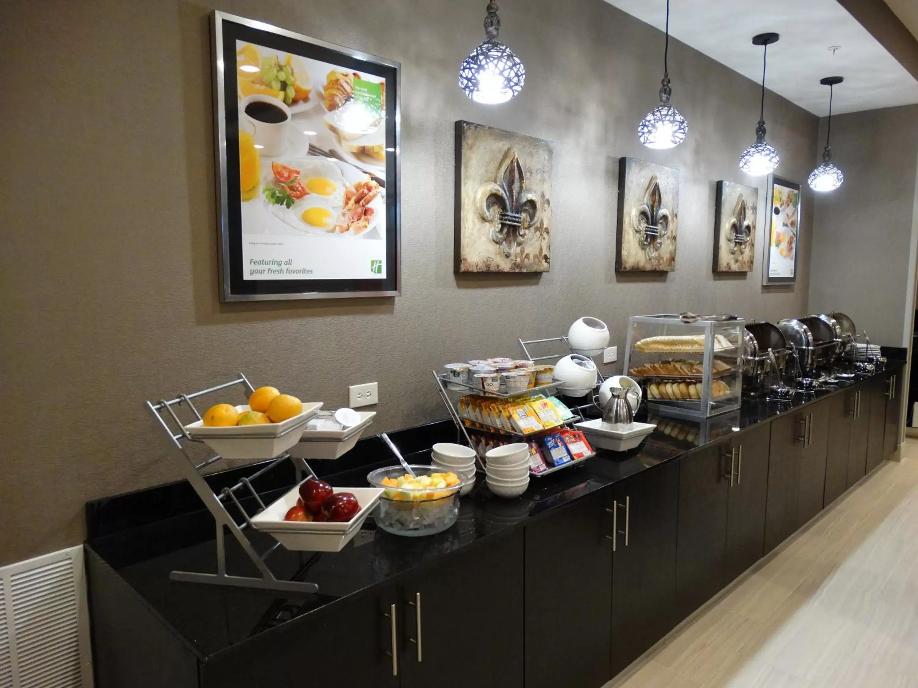 Breakfast in Holiday Inn Covington by IHG Breakfast in Holiday Inn Covington by IHG