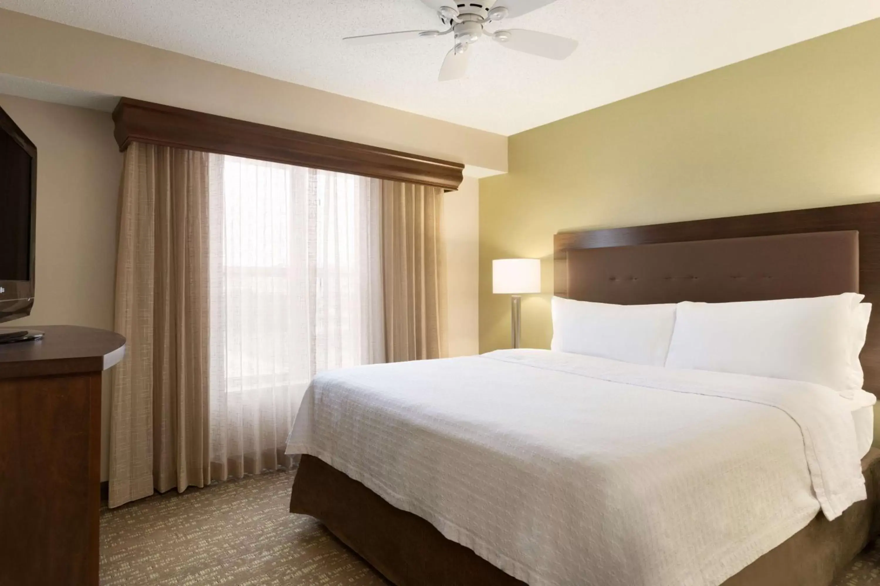 Bedroom, Bed in Homewood Suites by Hilton Toledo-Maumee