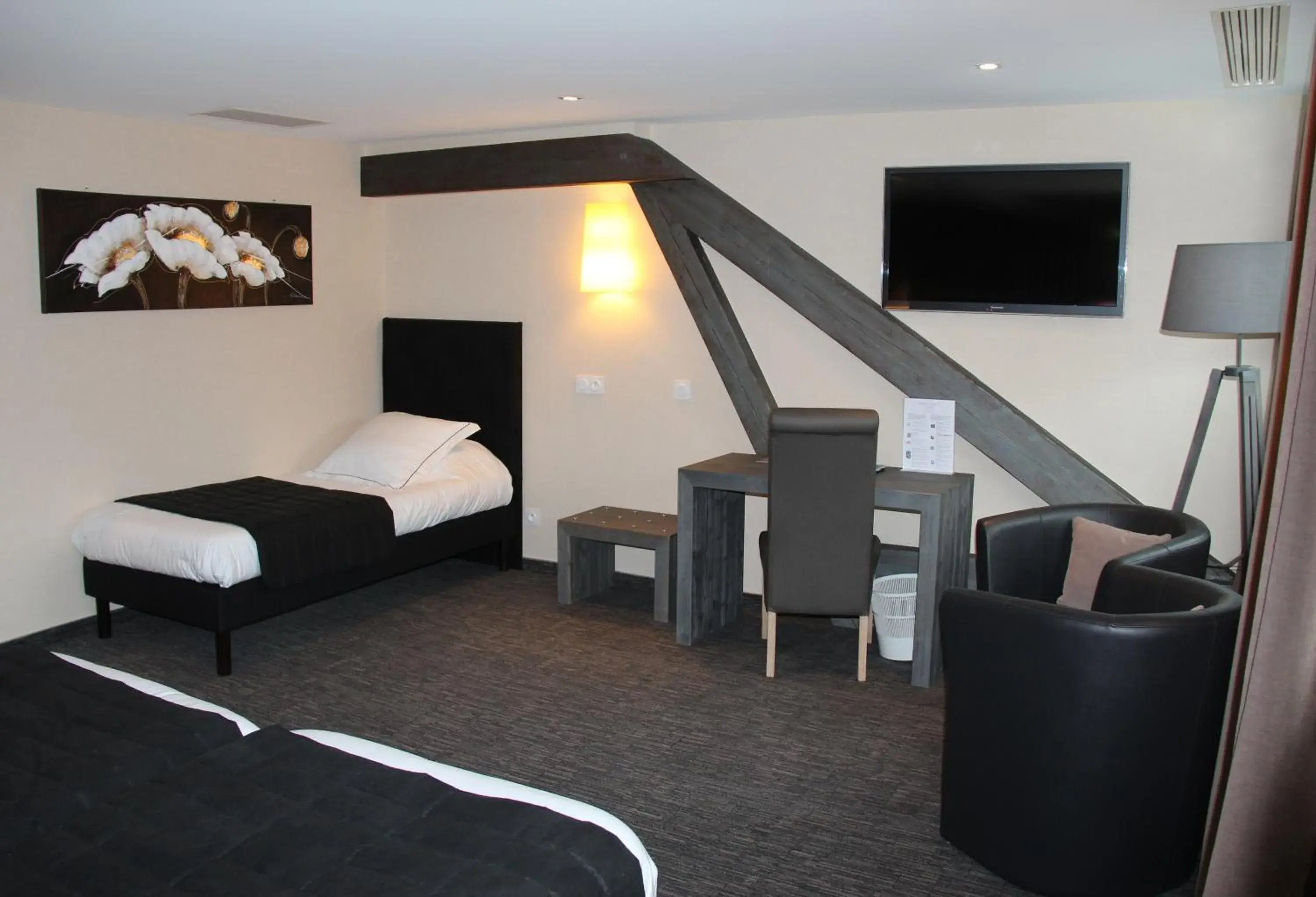 Bed, TV/Entertainment Center in Hotel de la Jamagne & Spa