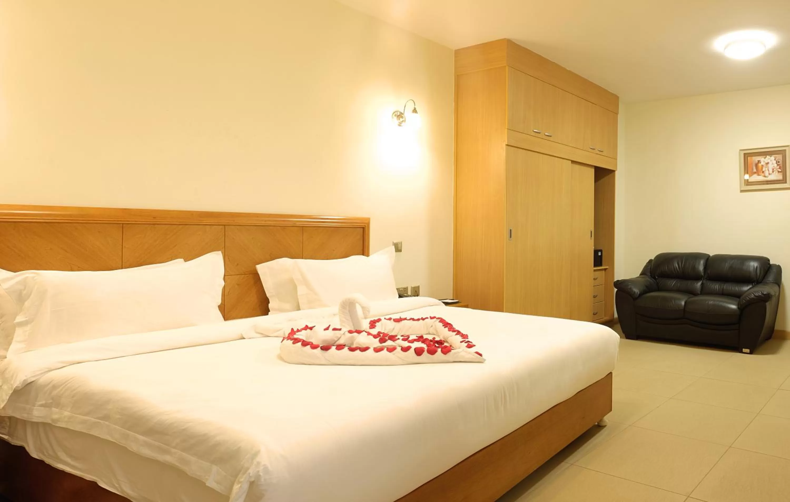 Bedroom, Bed in Lotos Inn & Suites, Nairobi