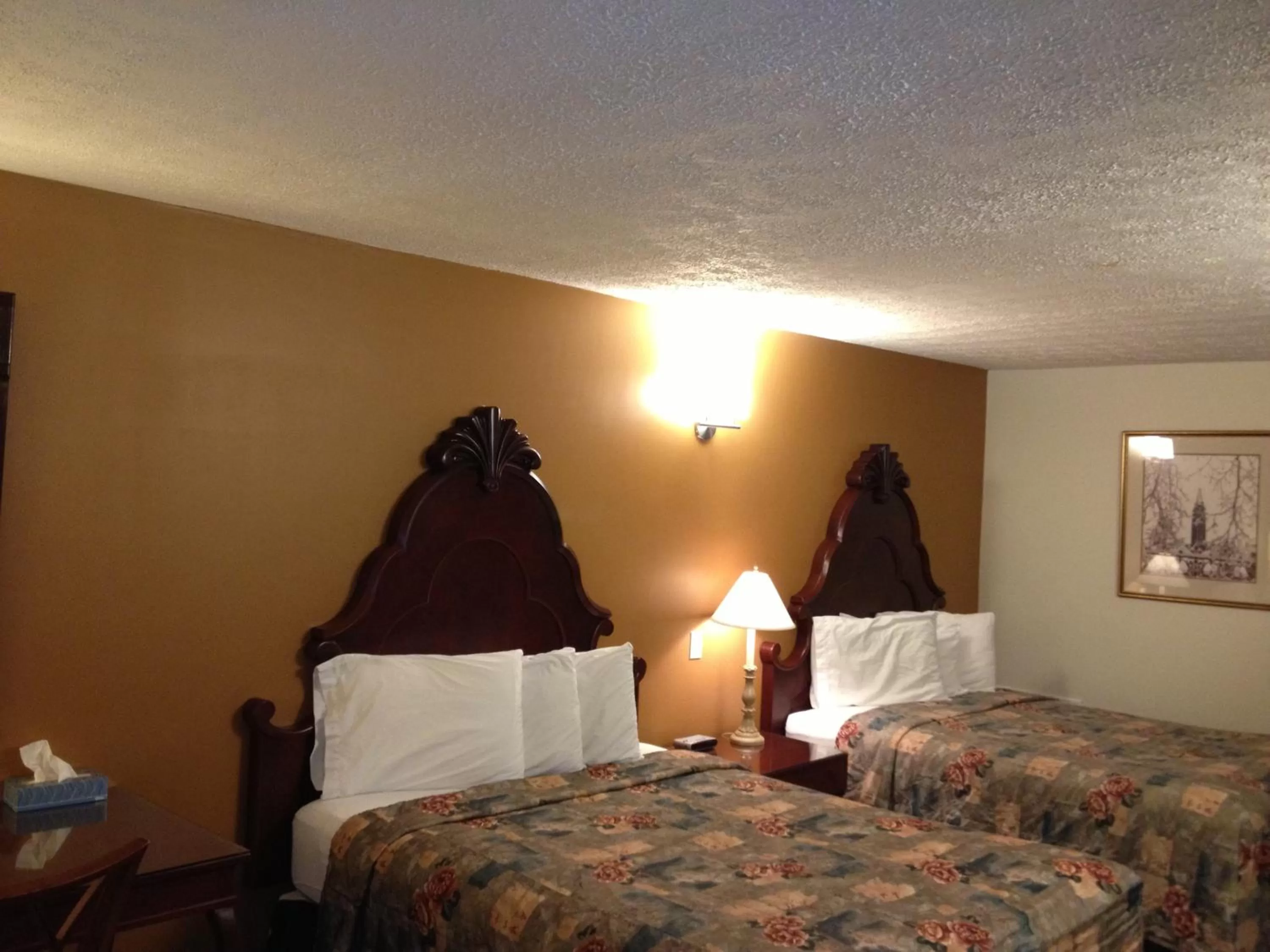 Bedroom in Midtown Motel & Suites