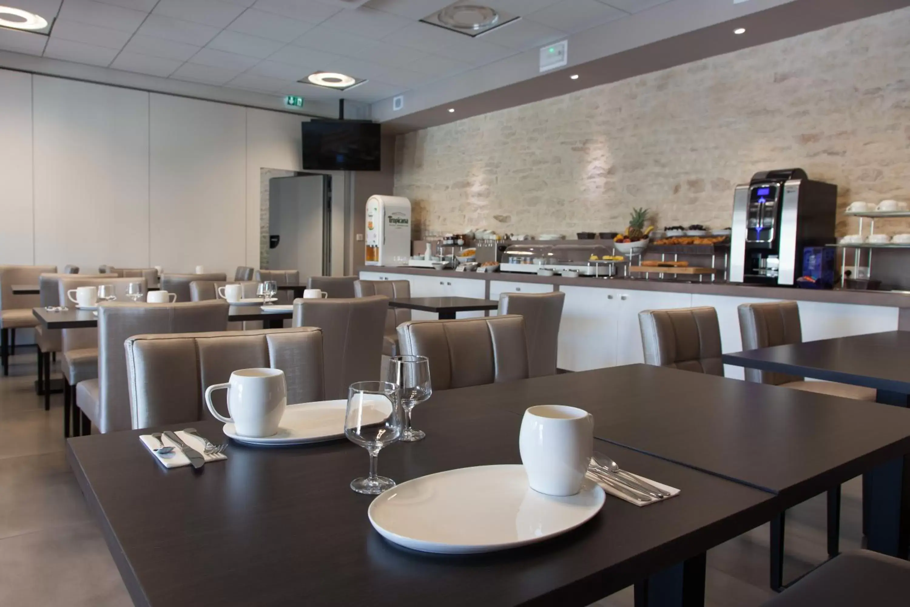 Breakfast, Restaurant/Places to Eat in The Originals Boutique, Hôtel La Grange, Niort (Qualys-Hotel)