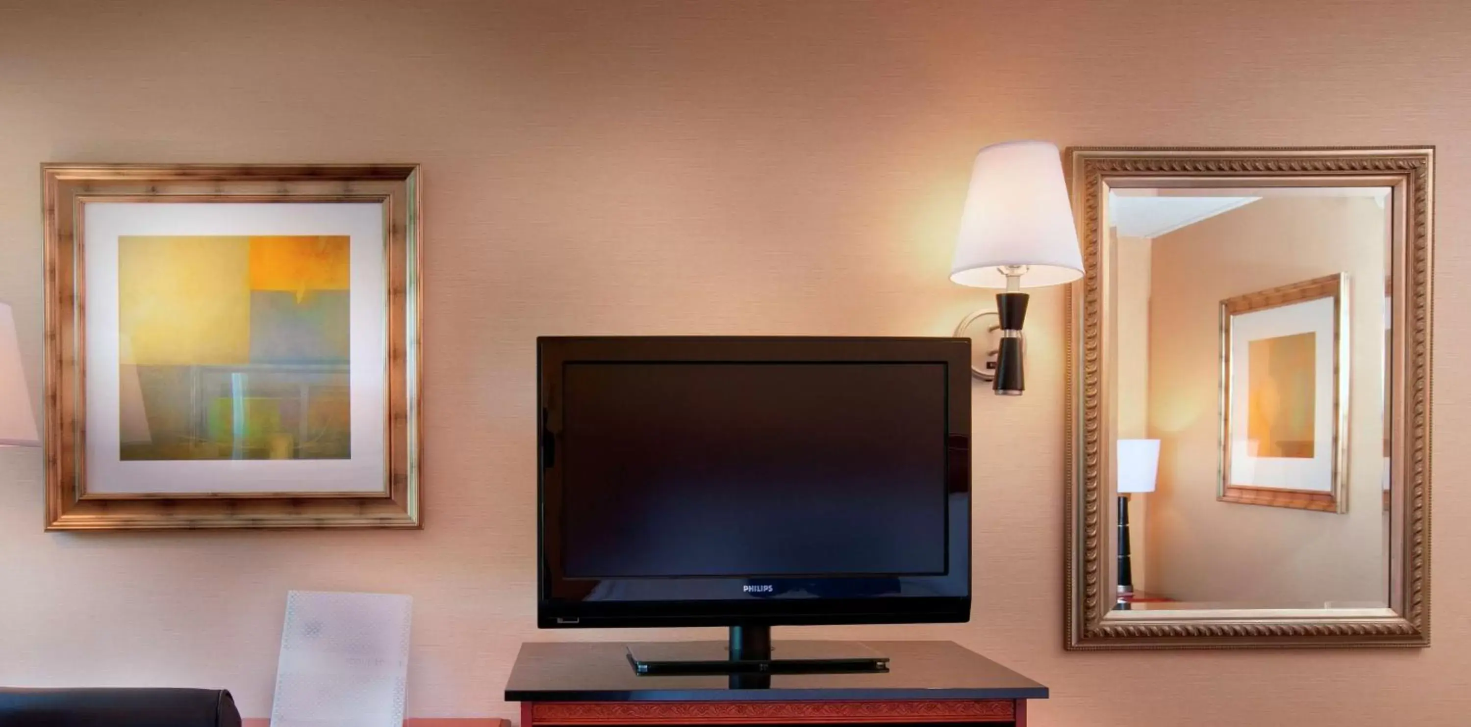 Bed, TV/Entertainment Center in Hampton Inn Alexandria