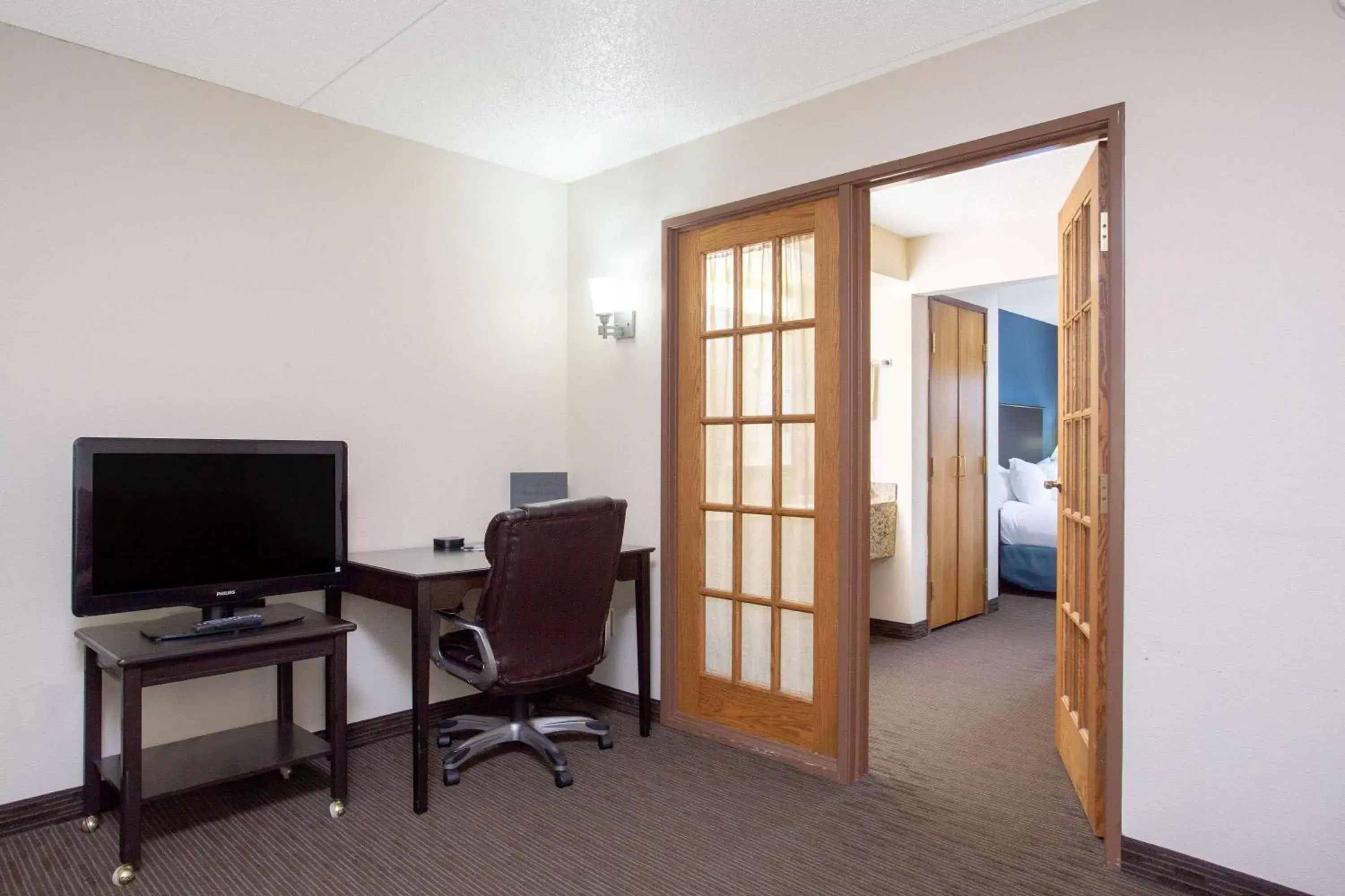 Photo of the whole room, TV/Entertainment Center in AmericInn by Wyndham Green Bay West