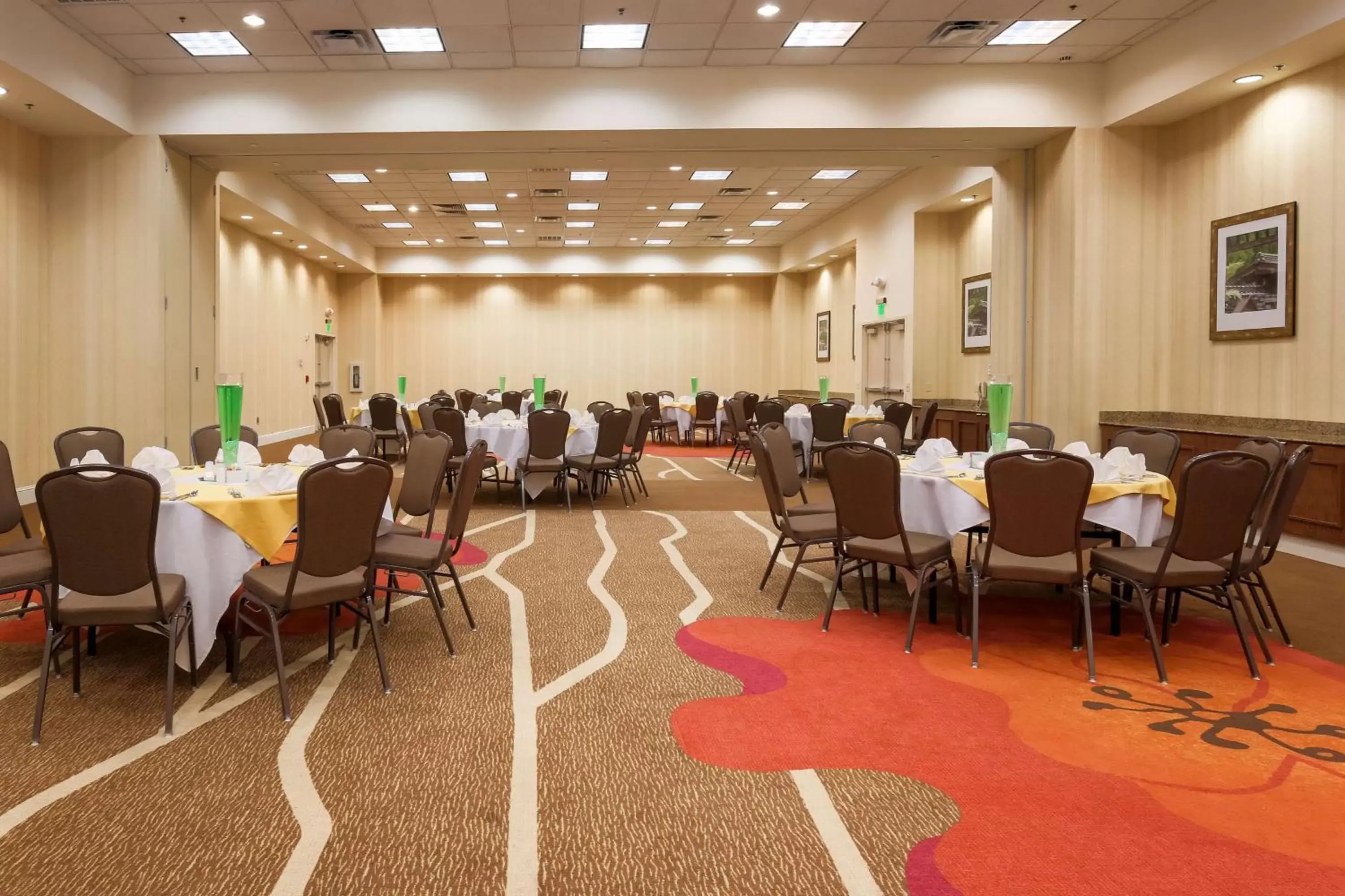 Meeting/conference room, Restaurant/Places to Eat in Hilton Garden Inn Dallas/Market Center