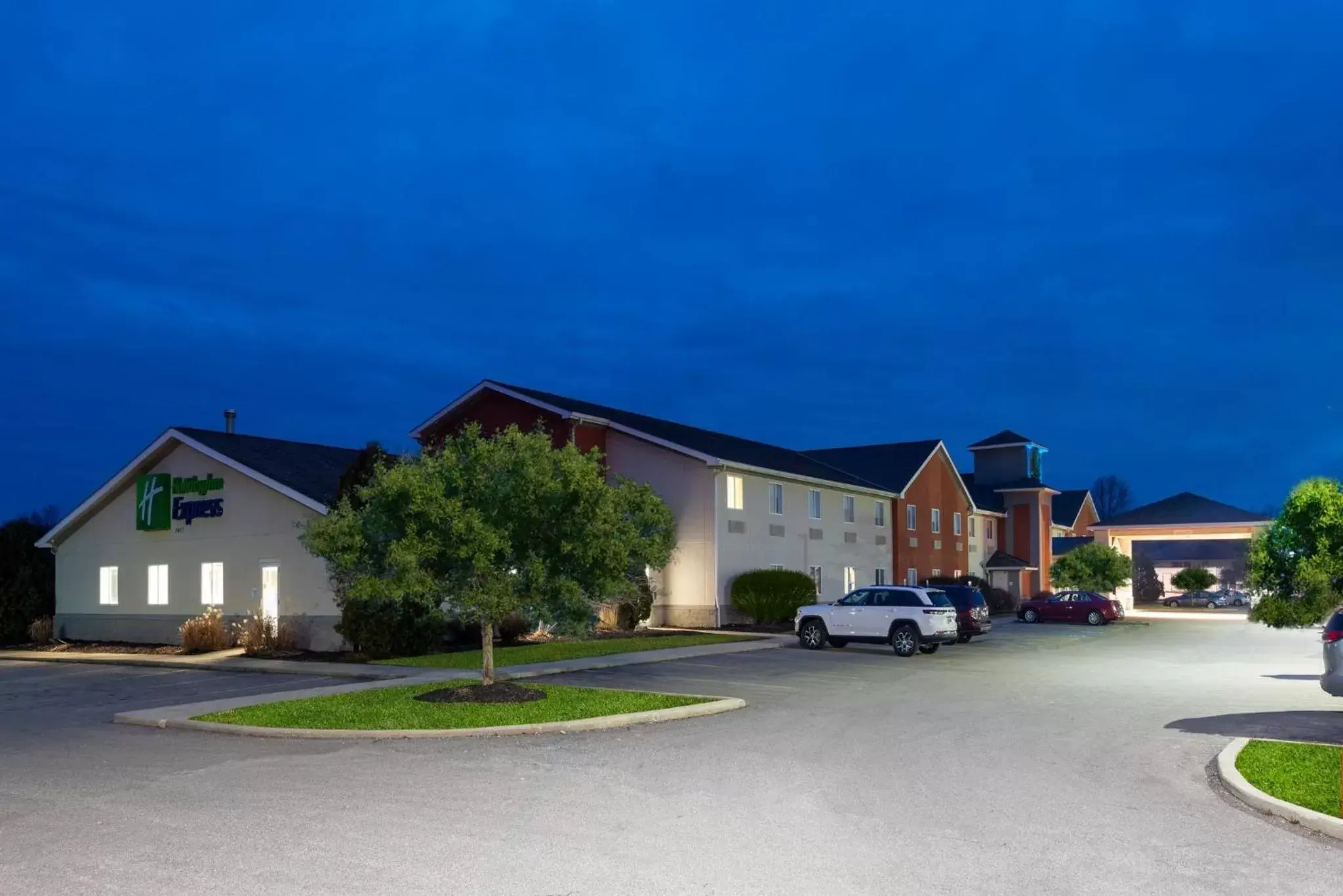 Property Building in Holiday Inn Express Cleveland - Vermilion, an IHG Hotel