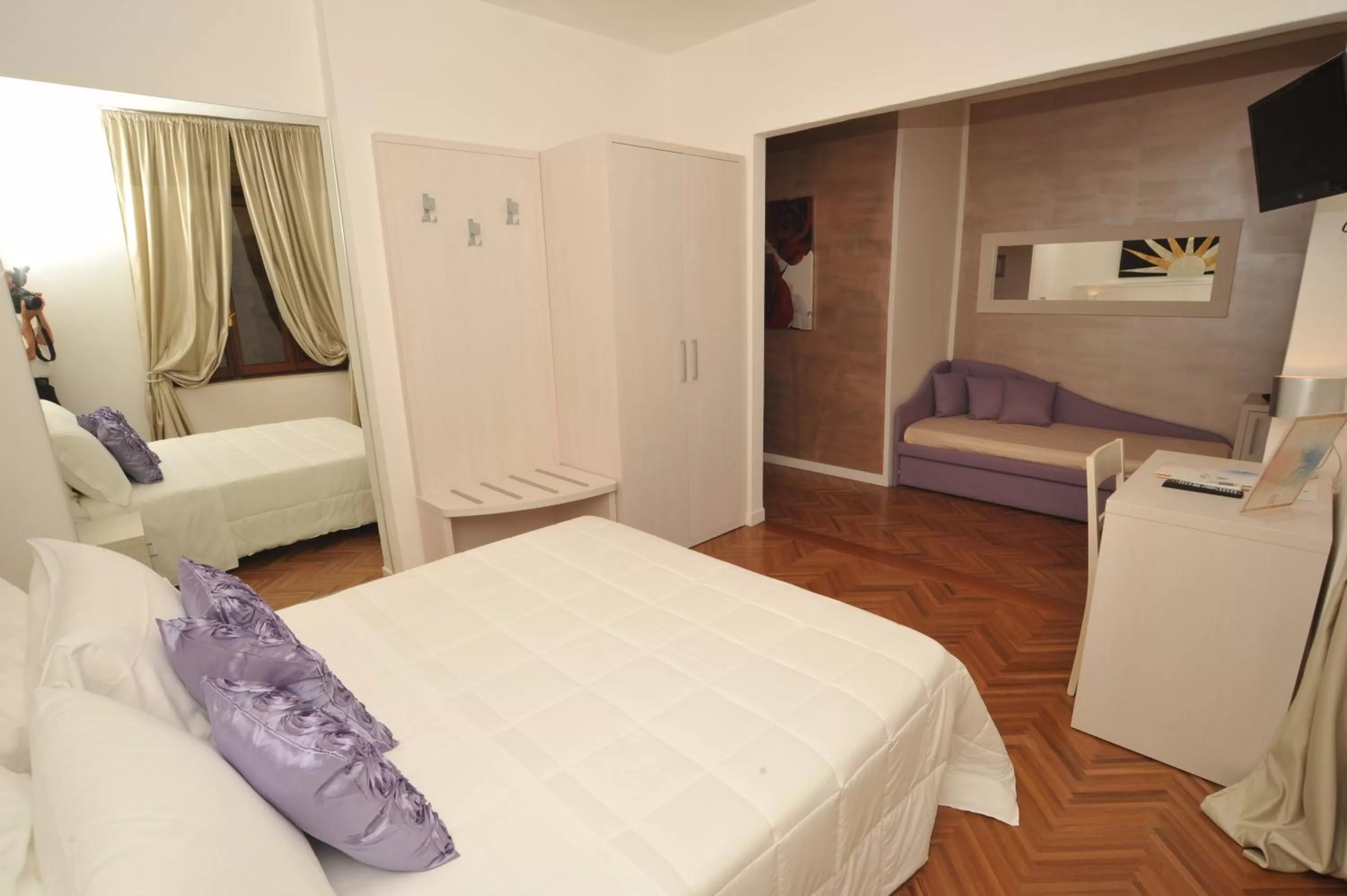 Photo of the whole room, Bed in Hotel Astoria