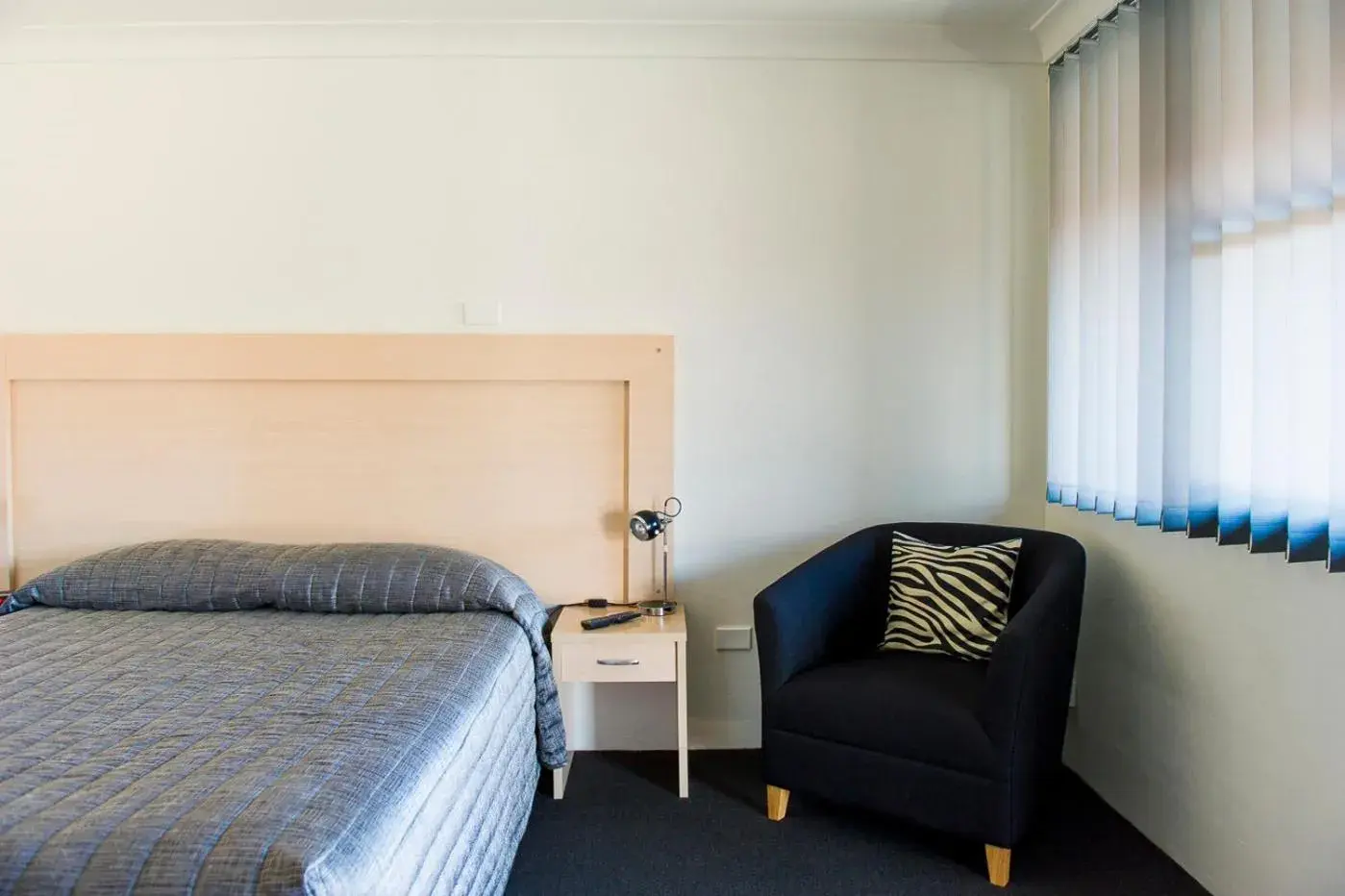 Seating area, Bed in Cherry Blossom Motor Inn