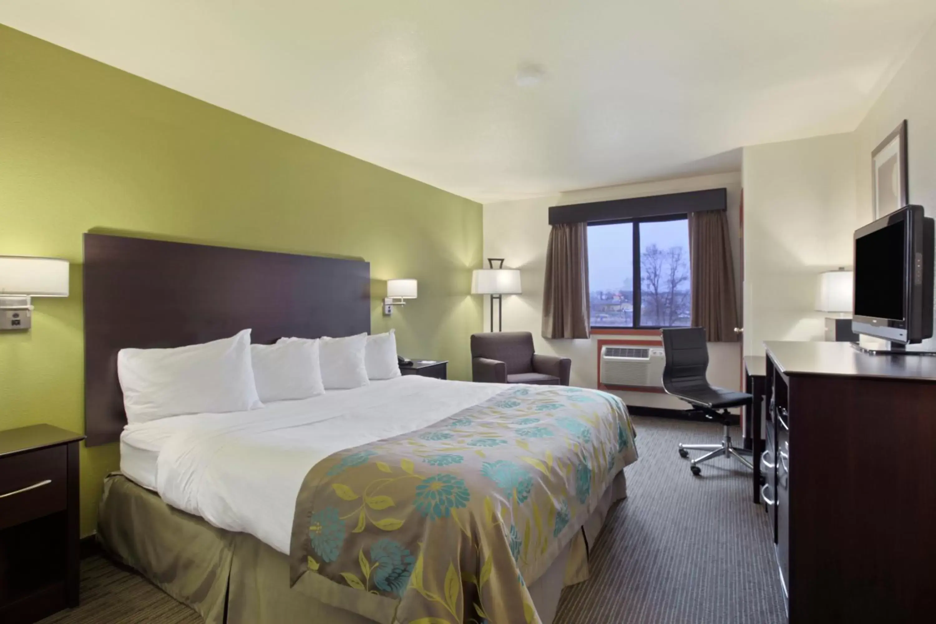 King Room - Non-Smoking in Baymont by Wyndham Eau Claire WI