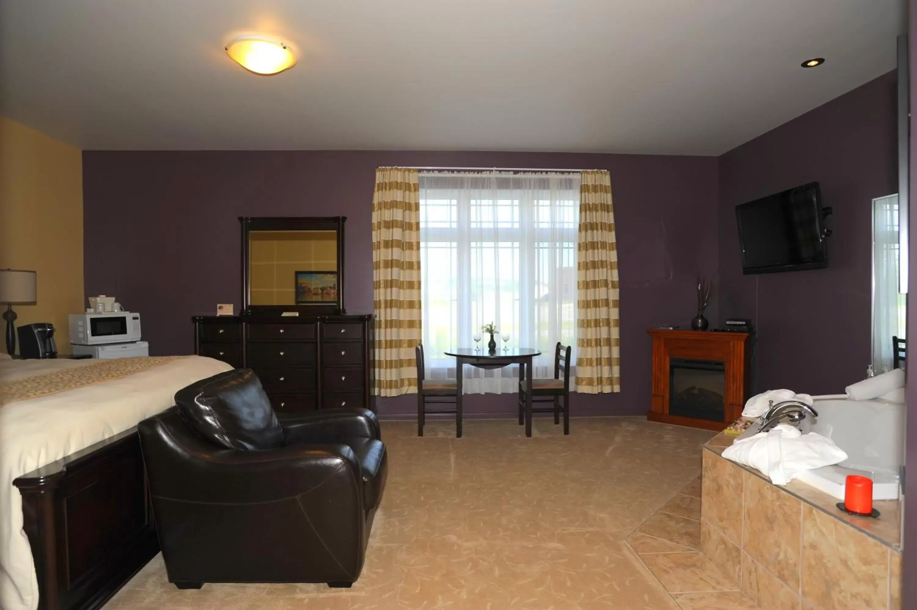 Photo of the whole room, Seating Area in Hotel La Porte de la Matawinie