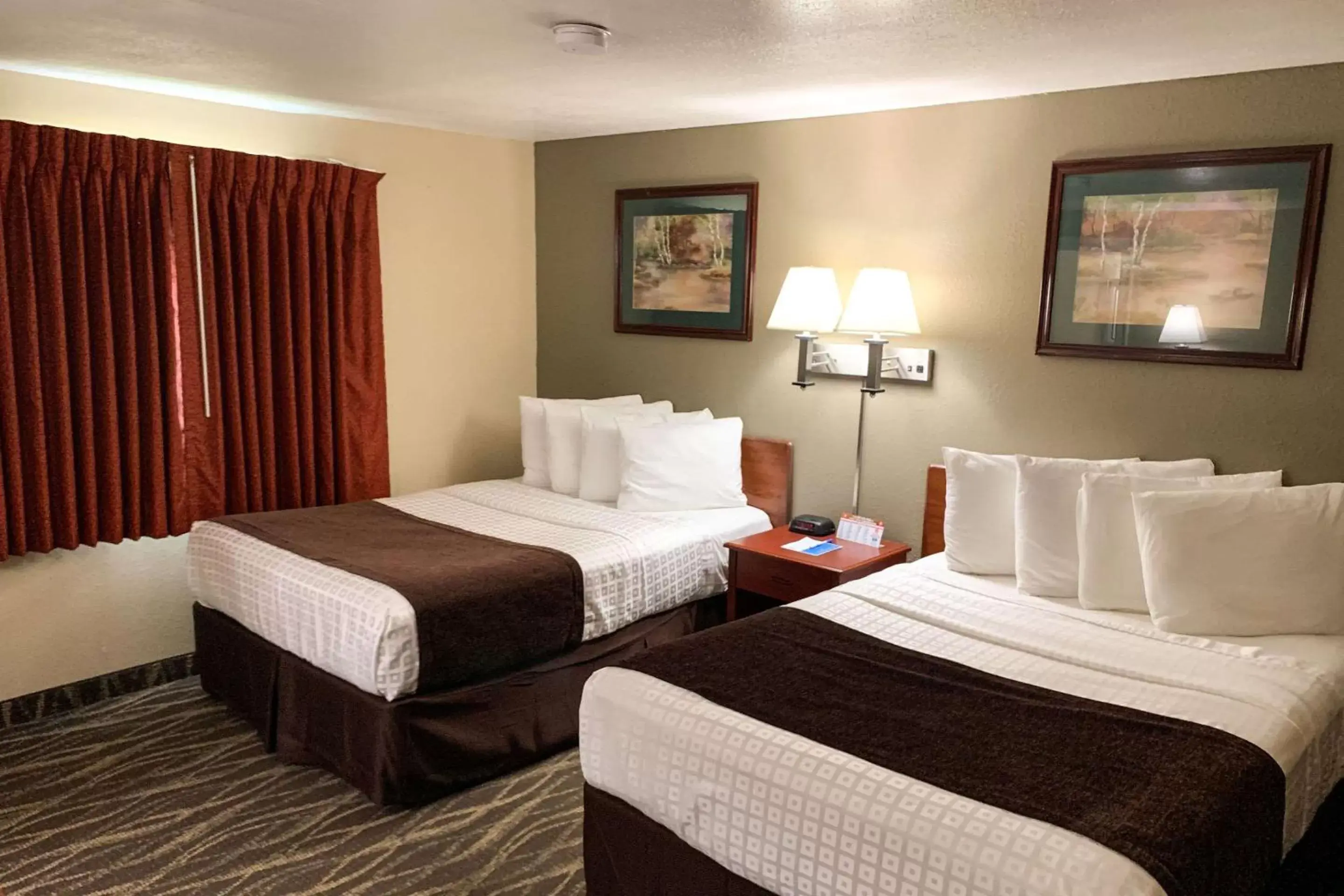 Photo of the whole room, Bed in Rodeway Inn & Suites Sheridan