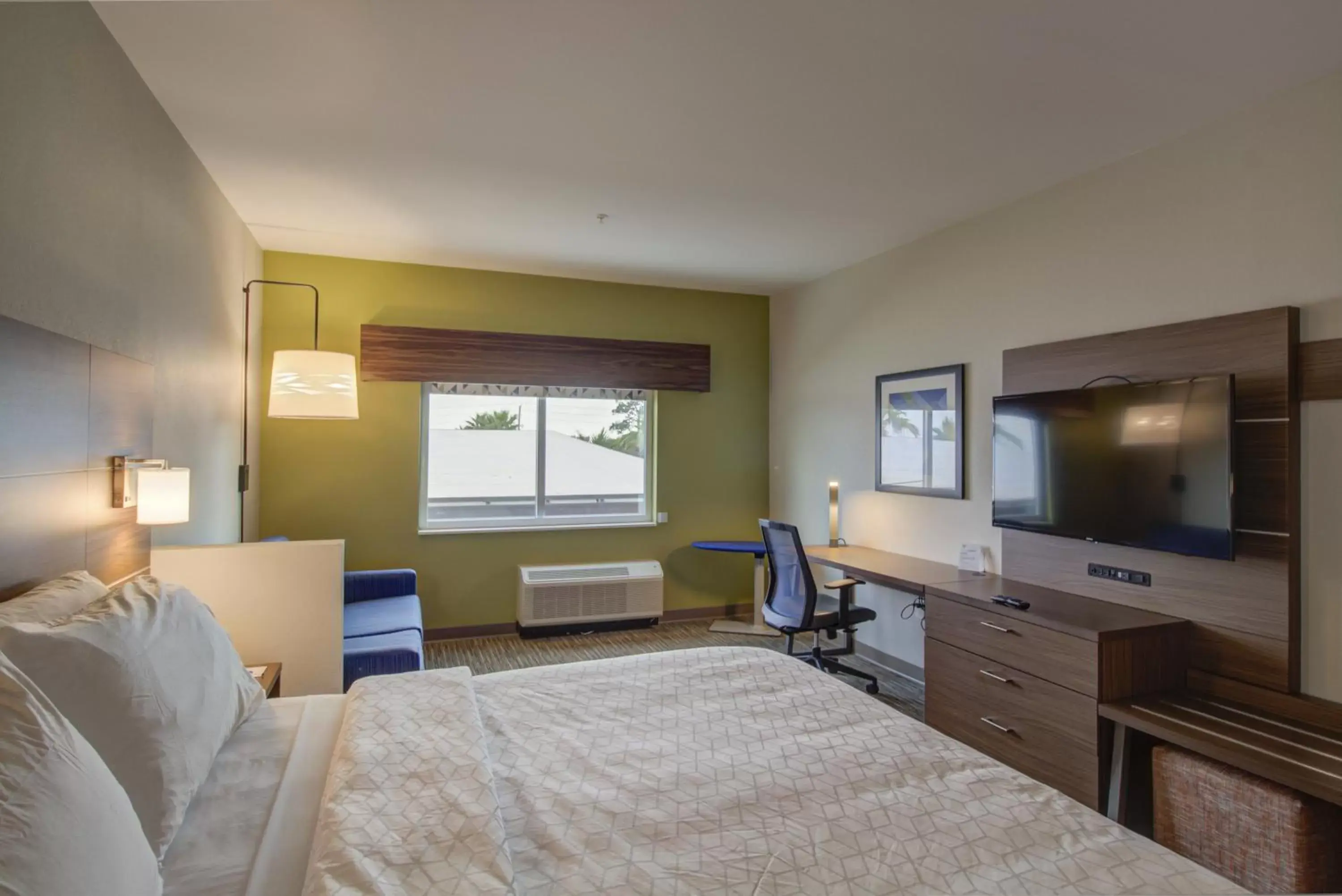 Photo of the whole room, TV/Entertainment Center in Holiday Inn Express - Fort Walton Beach Central, an IHG Hotel