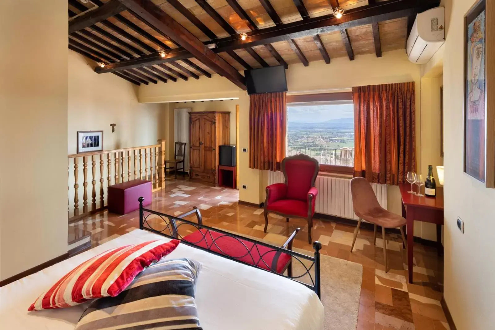 Photo of the whole room, Seating Area in Hotel Posta Panoramic Assisi