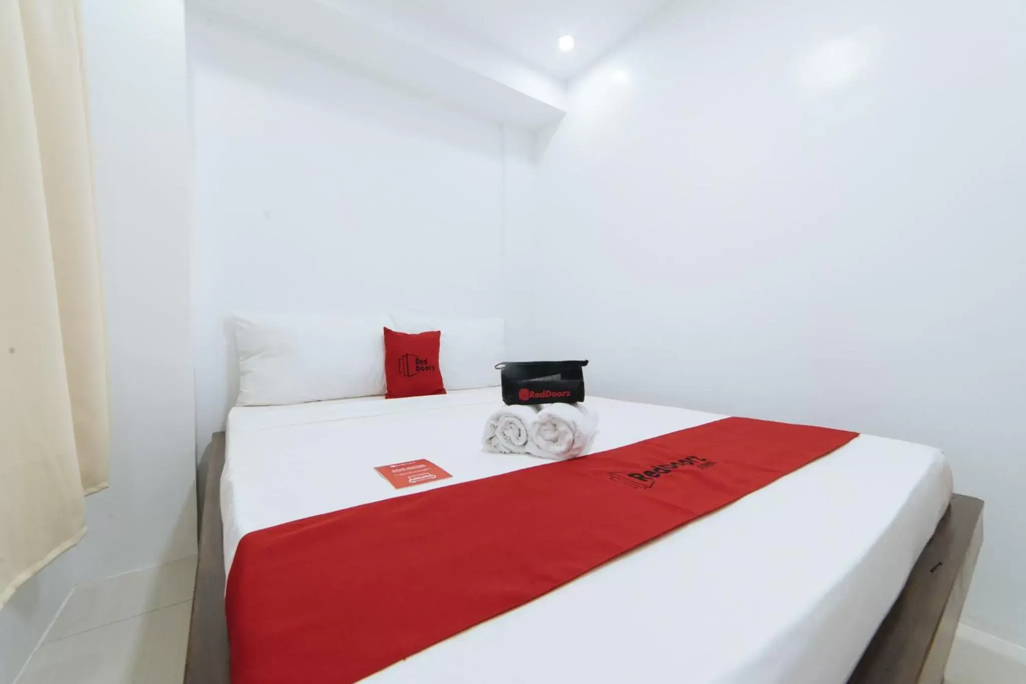 Bed in RedDoorz @ DBuilders Bangkal Makati