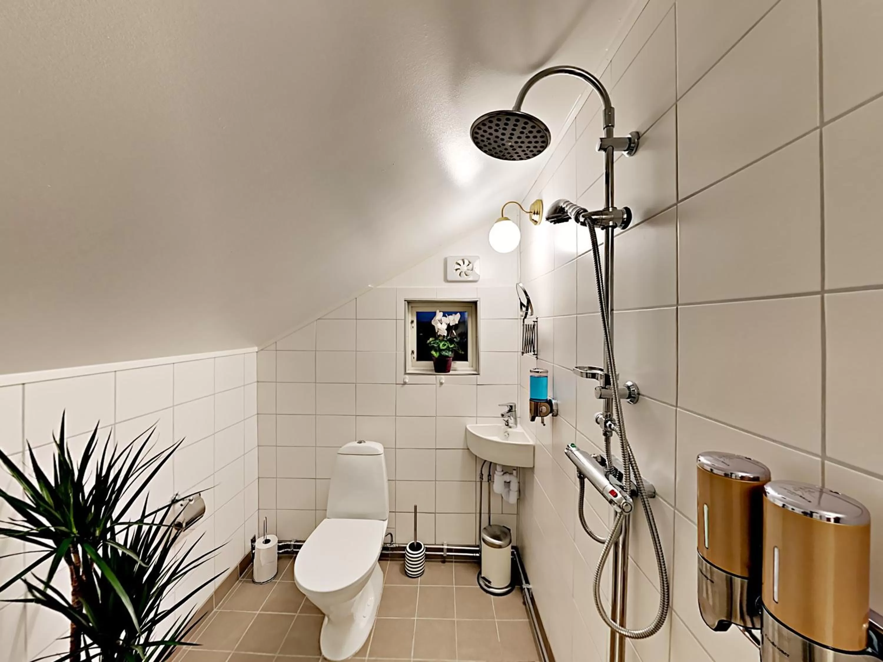 Shower, Bathroom in Woodstock B & B Studios