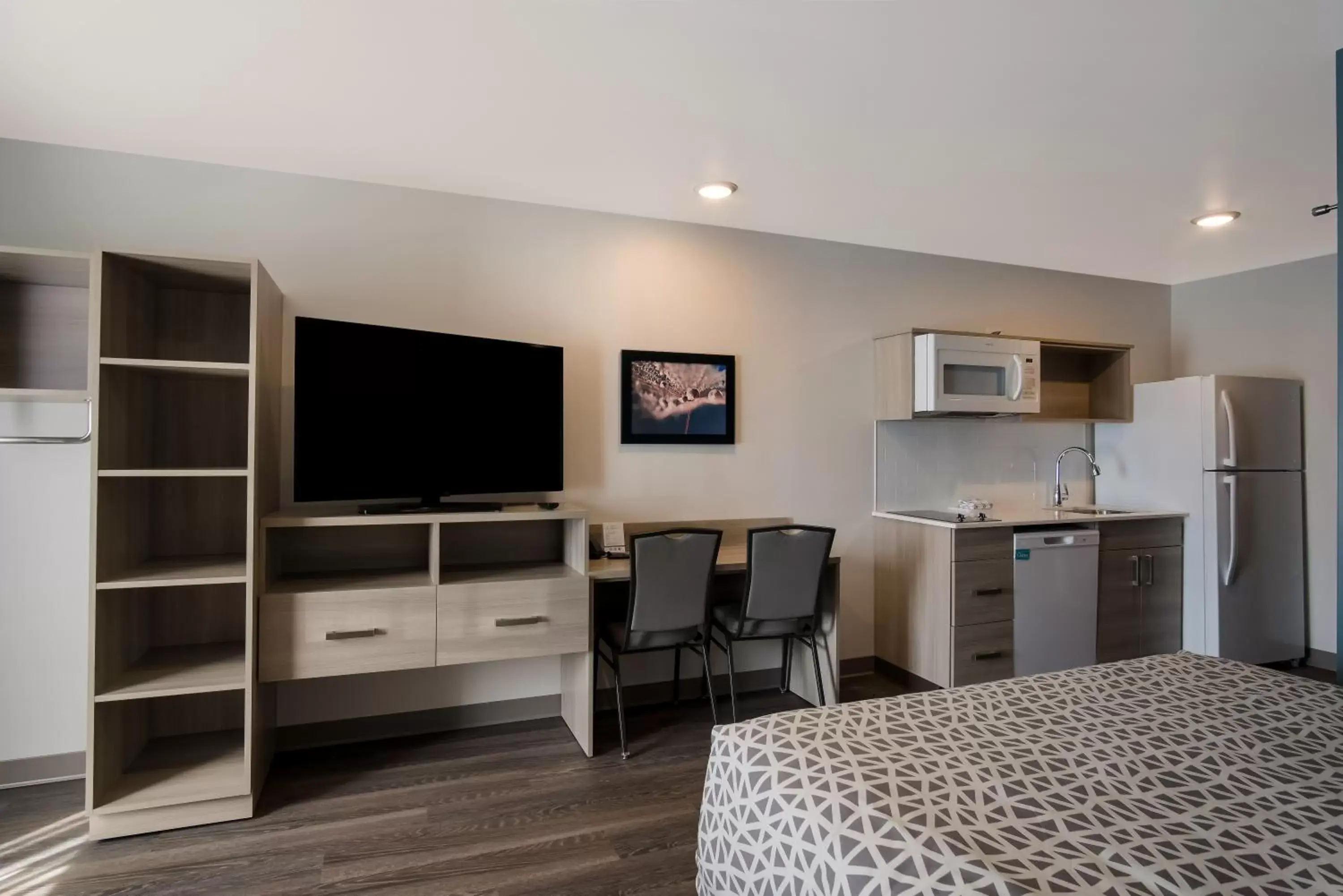 TV and multimedia, TV/Entertainment Center in WoodSpring Suites Grand Rapids Kentwood