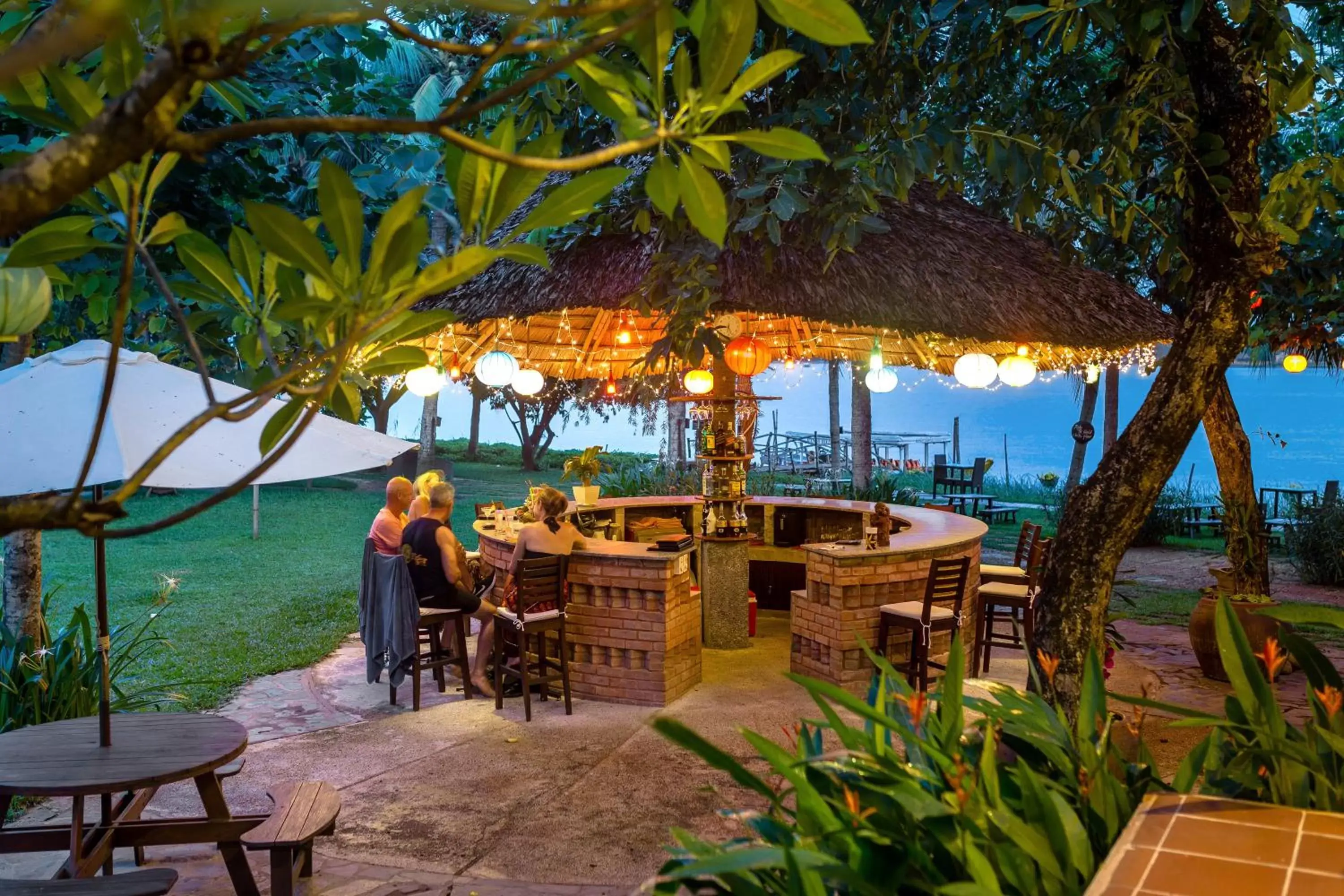 Restaurant/places to eat in Vinh Hung Riverside Resort & Spa