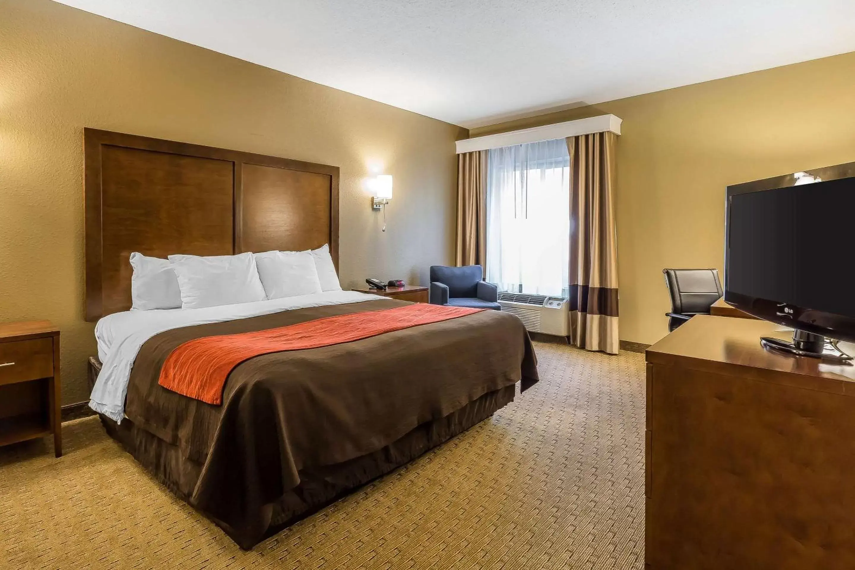 Photo of the whole room, Bed in Comfort Inn & Suites Dalton