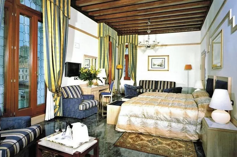 Photo of the whole room, Bed in Foscari Palace