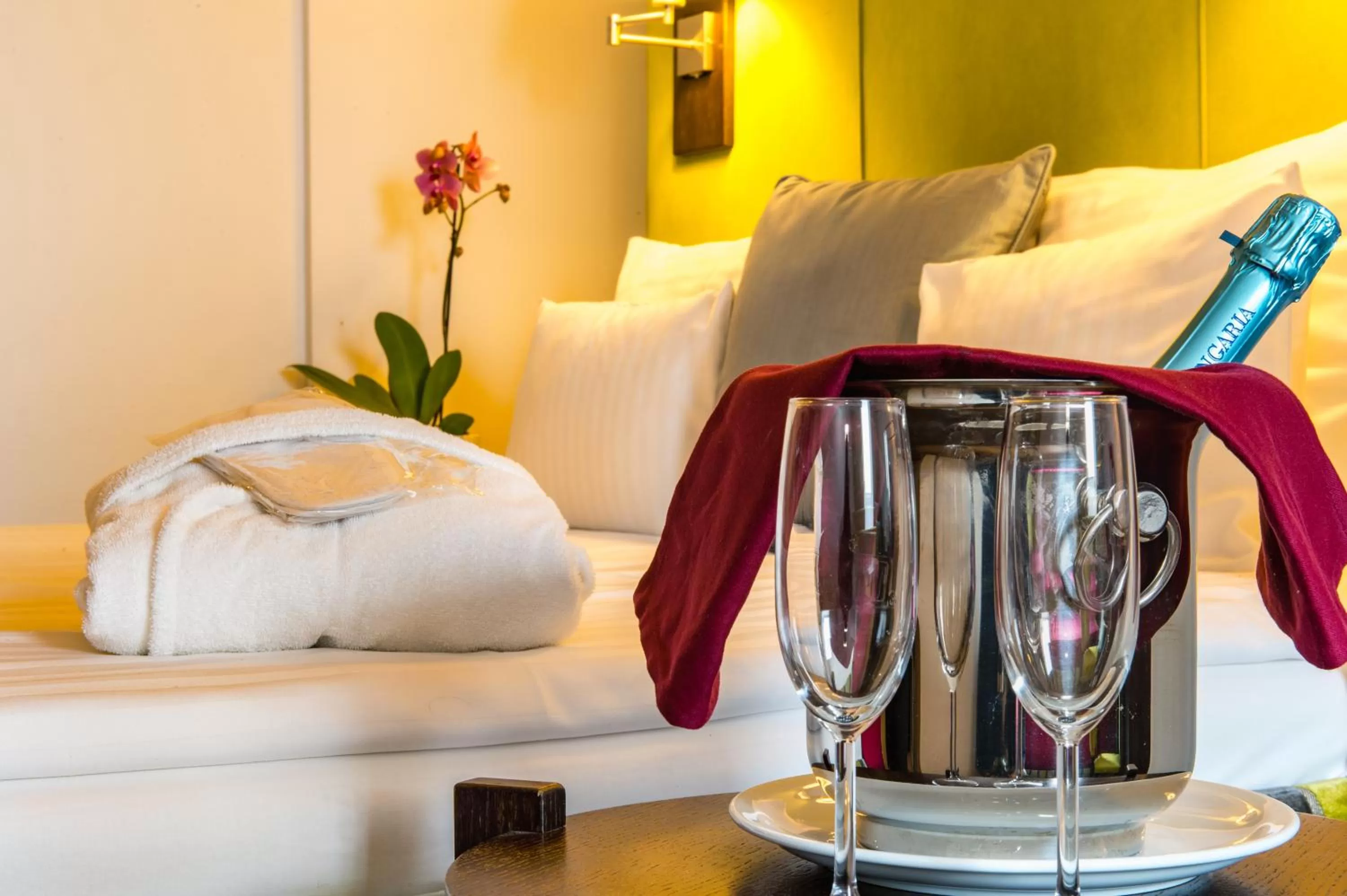 Bed in Three Corners Hotel Art