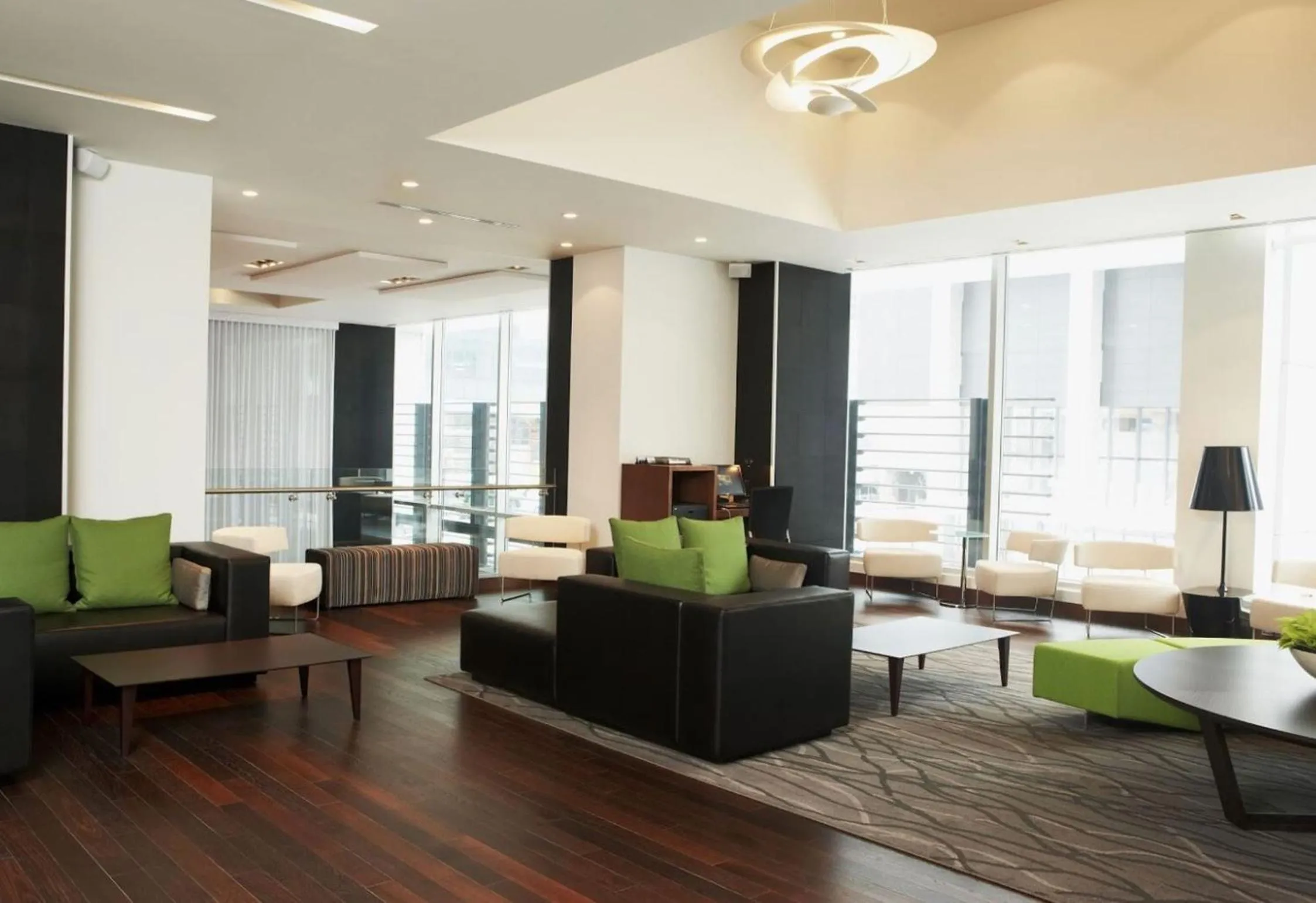 Communal lounge/ TV room in Le Germain Hotel Maple Leaf Square