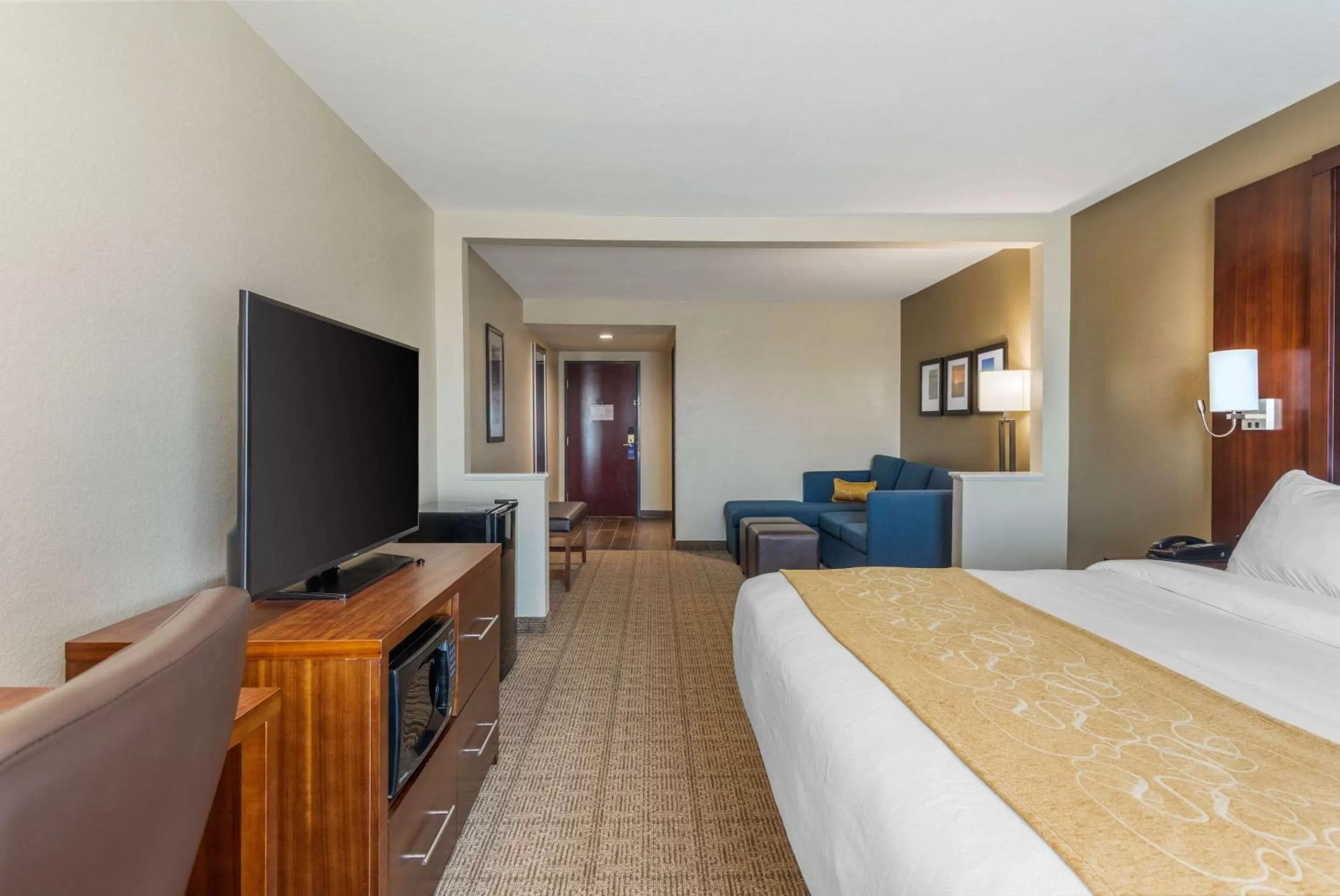 Photo of the whole room, Bed in Comfort Inn & Suites