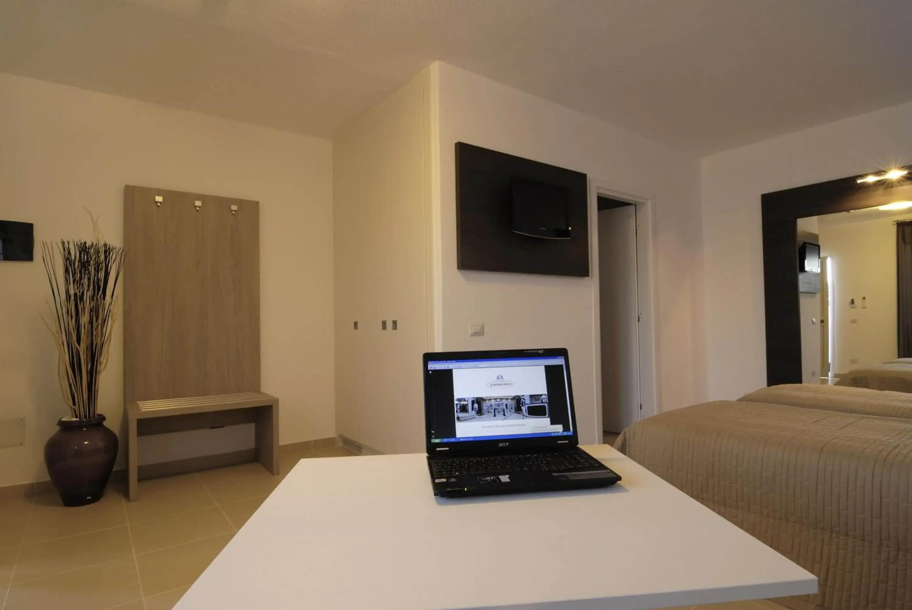 Bedroom, TV/Entertainment Center in Hotel Ambrosio La Corte
