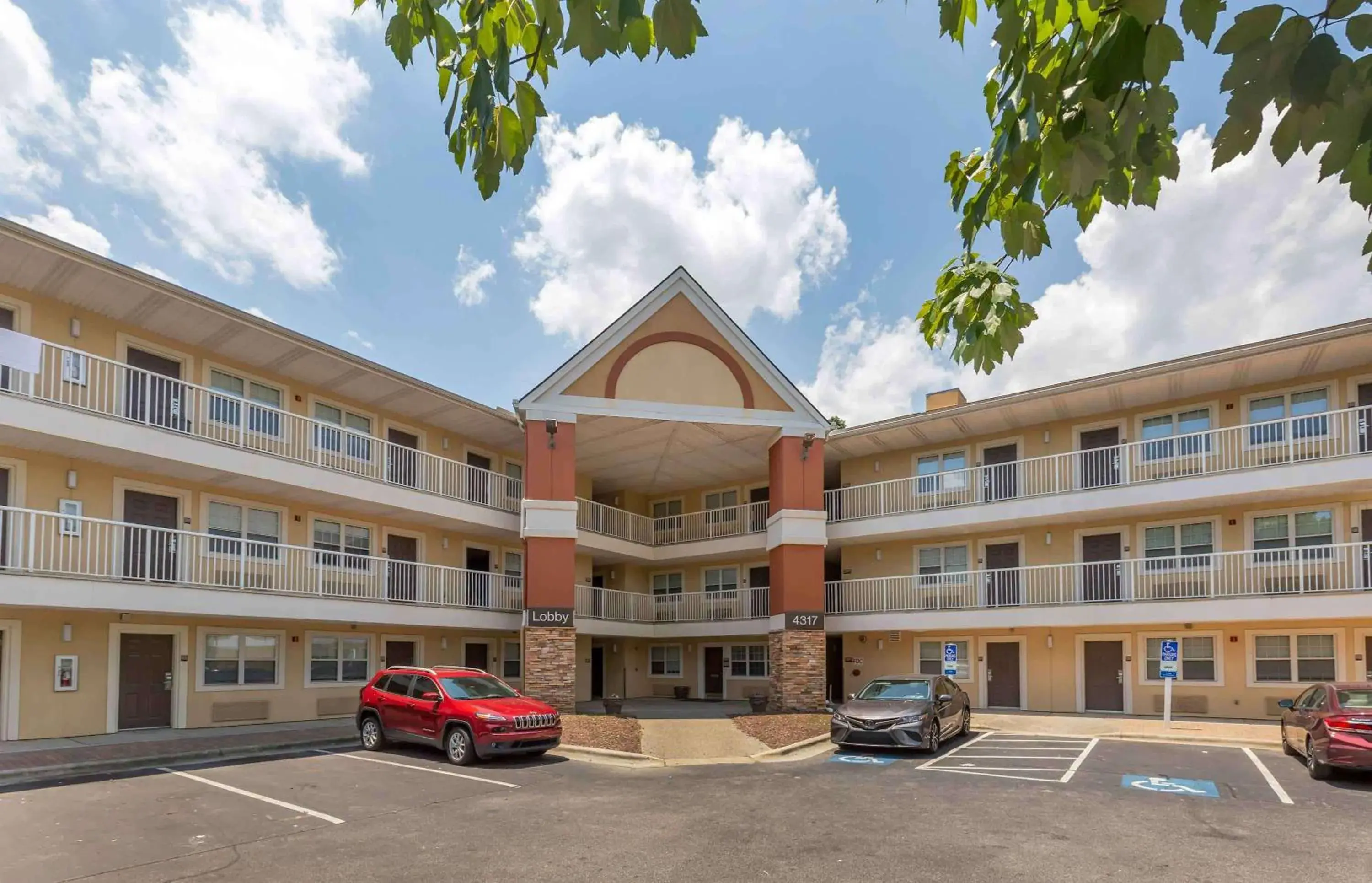 Property building in Extended Stay America Select Suites - Greensboro - Wendover Ave - Big Tree Way Property building in Extended Stay America Select Suites - Greensboro - Wendover Ave - Big Tree Way