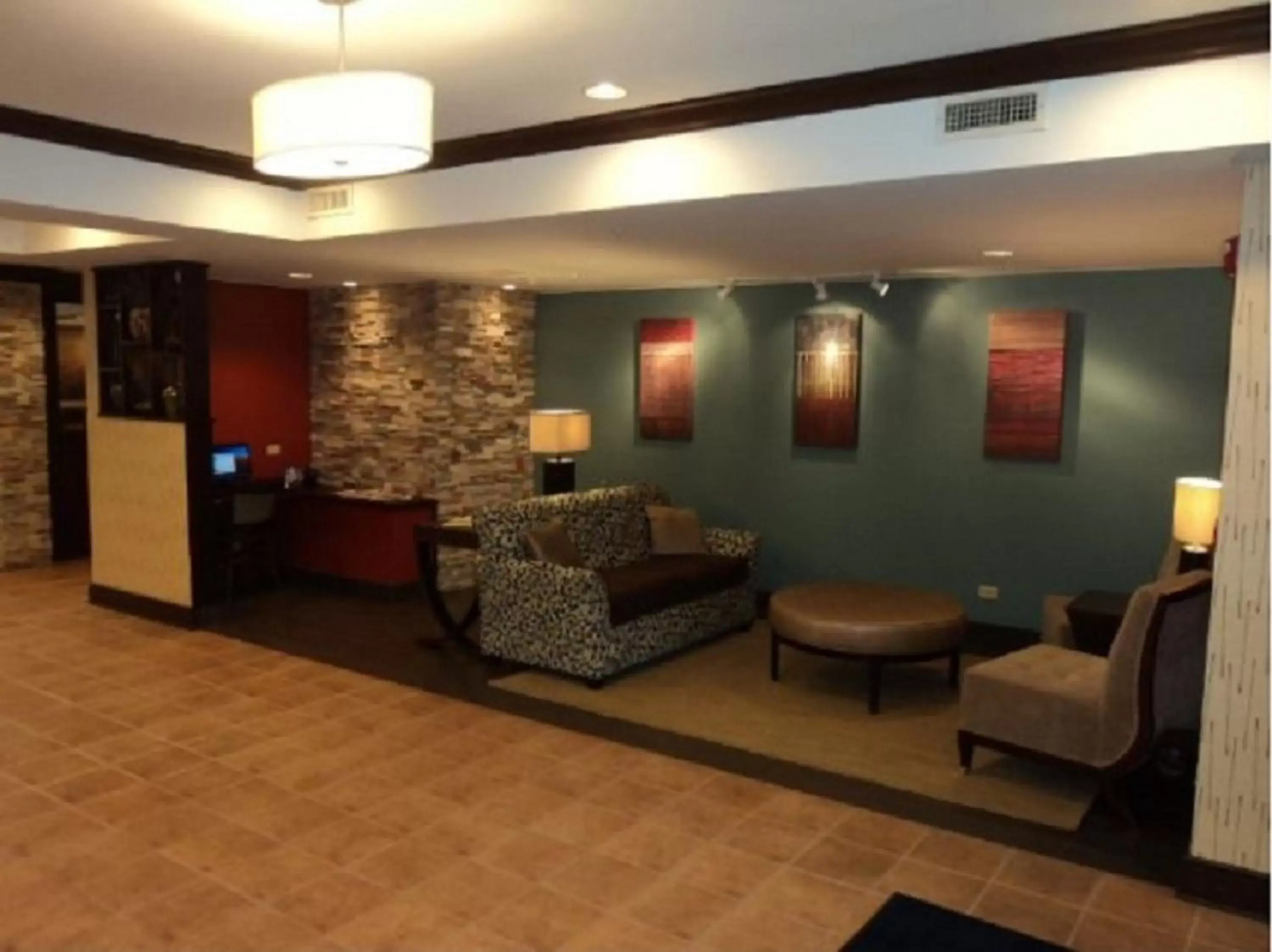 Lobby or reception, Lobby/Reception in Holiday Inn Express Hotel & Suites Chicago-Algonquin, an IHG Hotel