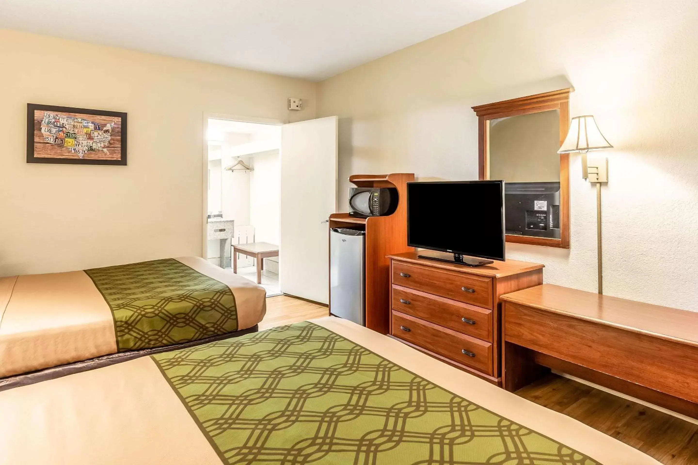 Photo of the whole room, Bed in Econo Lodge Lake City-North