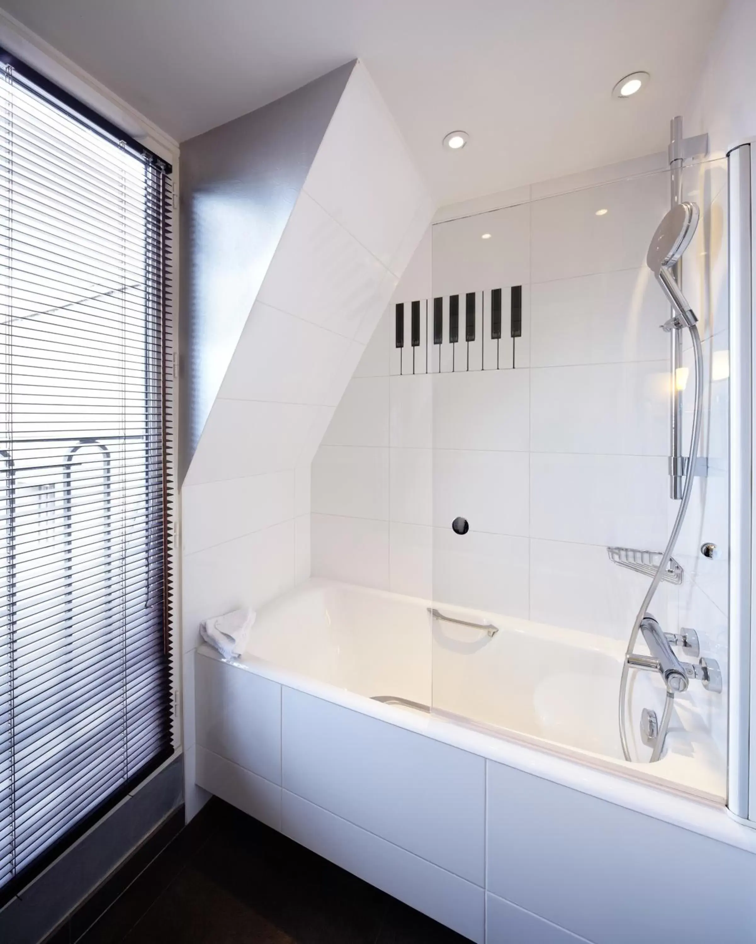 Day, Bathroom in Hôtel du Triangle d'Or