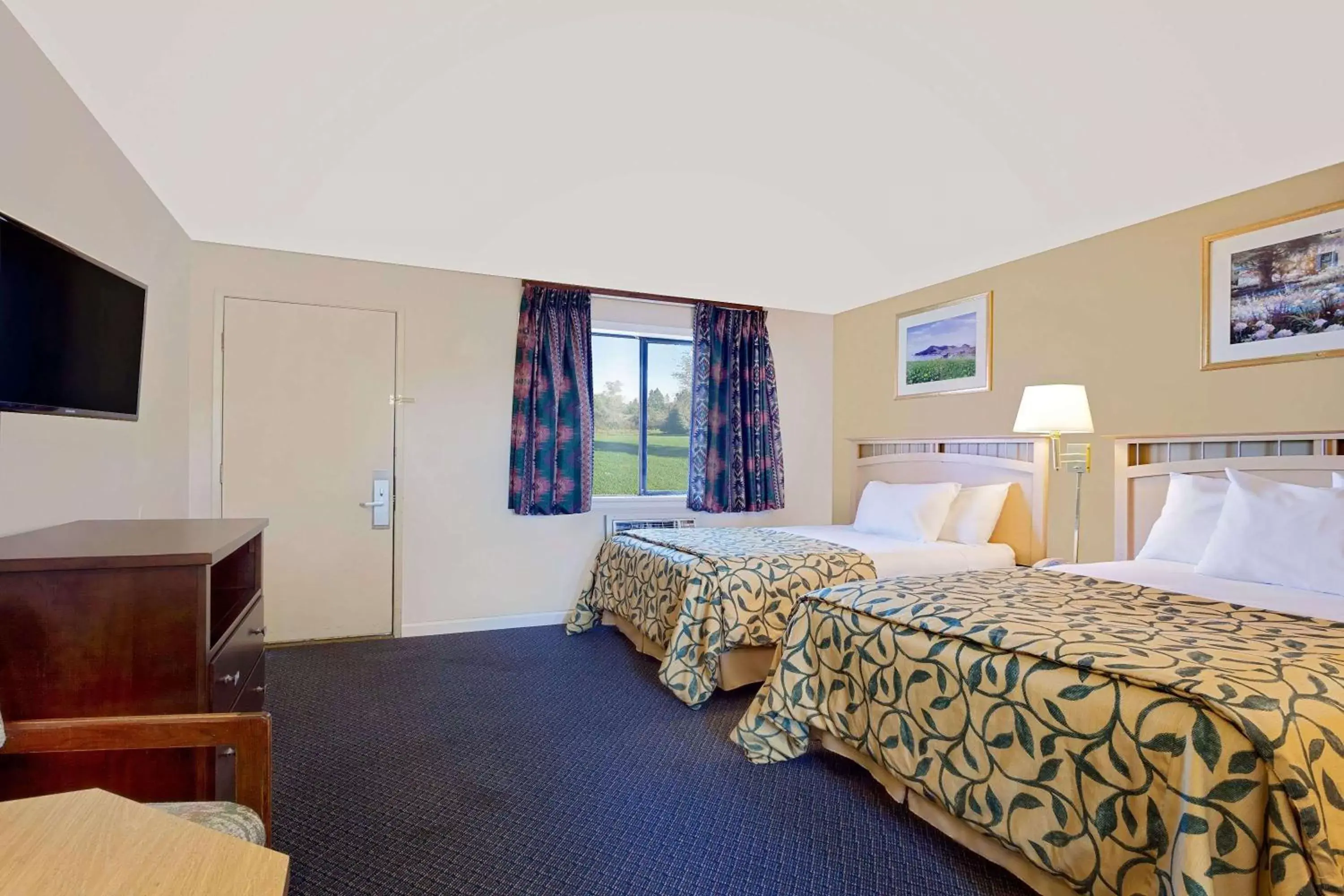 Photo of the whole room, Bed in Days Inn by Wyndham Lakewood South Tacoma