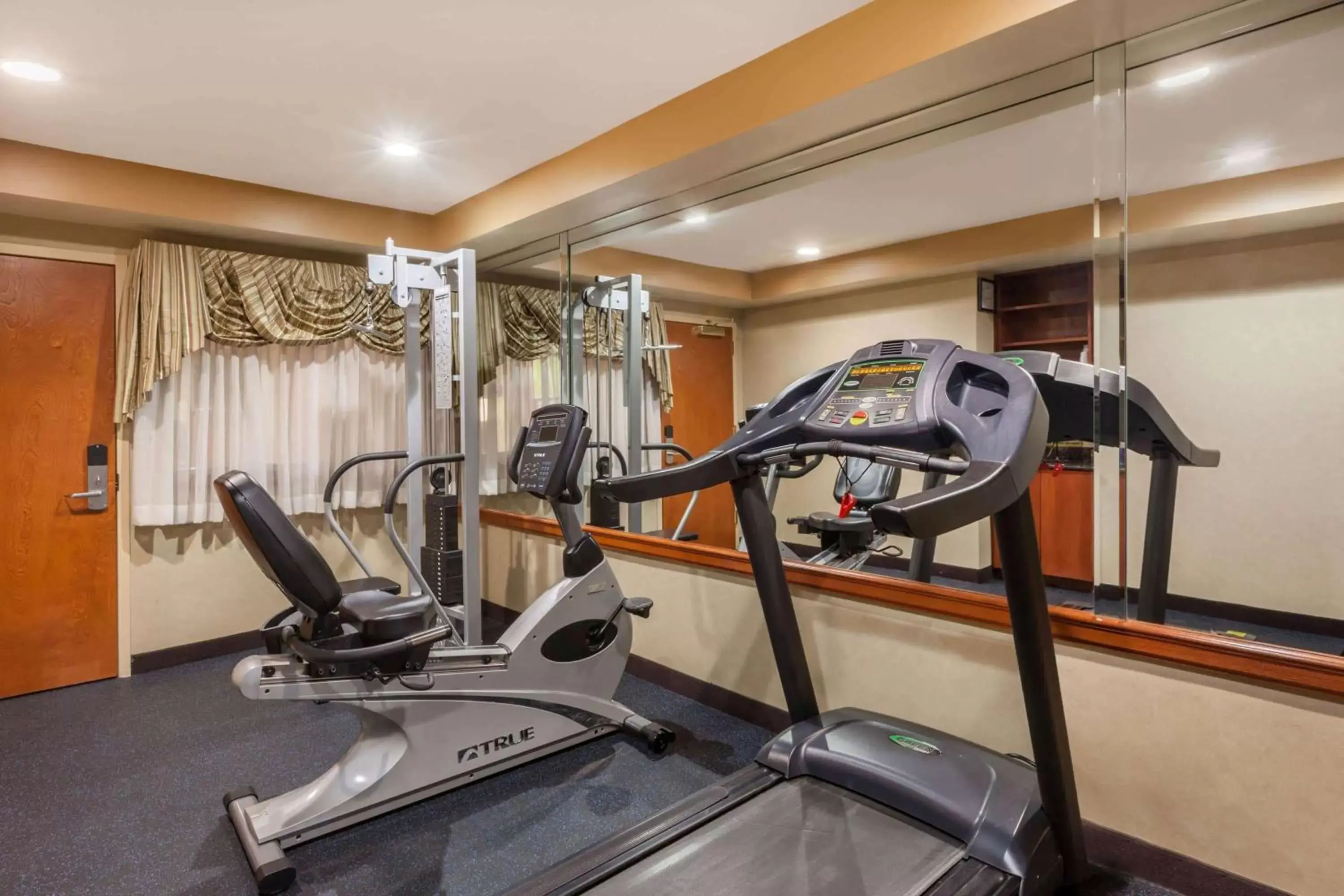 Fitness centre/facilities, Fitness Center/Facilities in Days Inn by Wyndham Iselin / Woodbridge