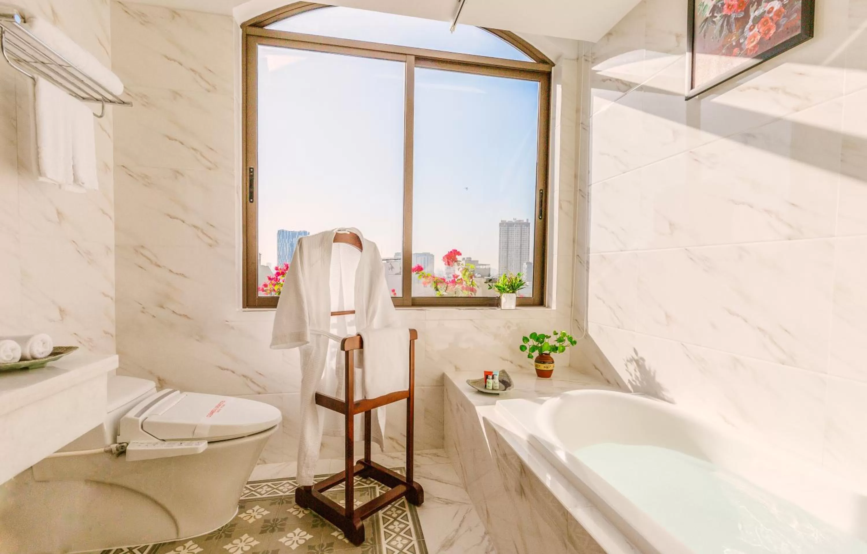 Hot Tub in Happy Life Grand Hotel & Rooftop Skybar