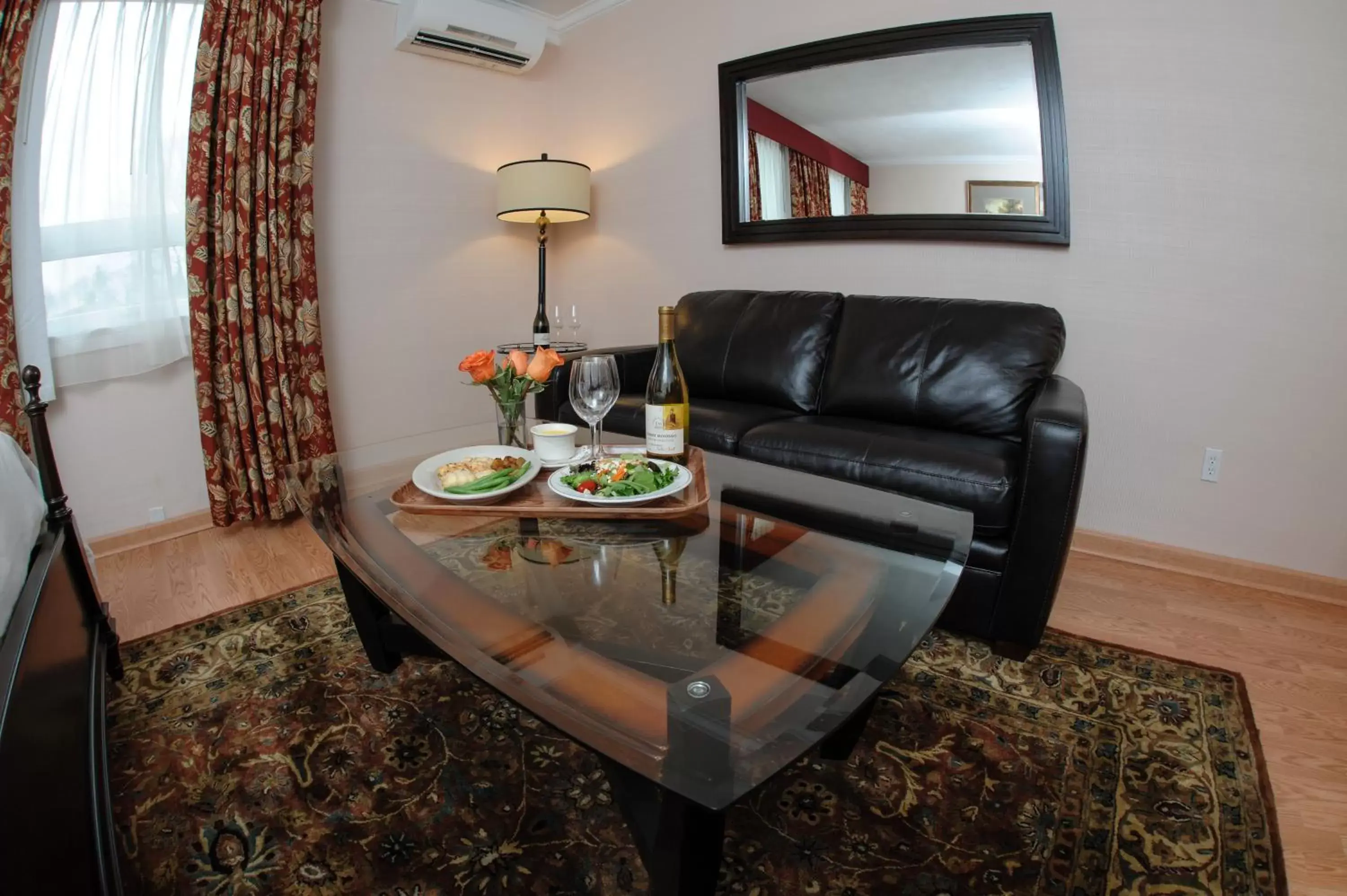 Living room, Seating Area in Norwalk Inn & Conference Center