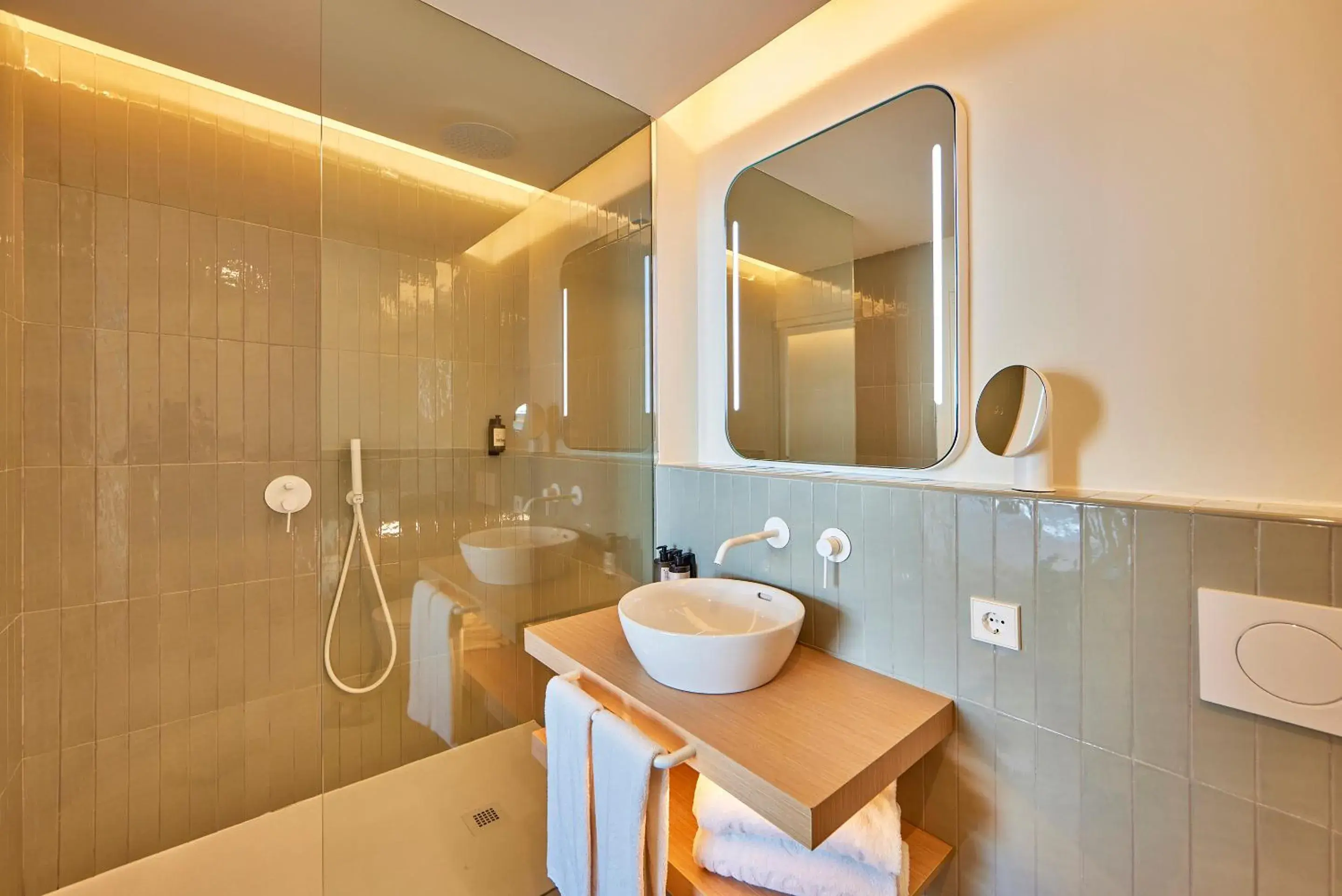 Shower, Bathroom in Universal Hotel Aquamarin