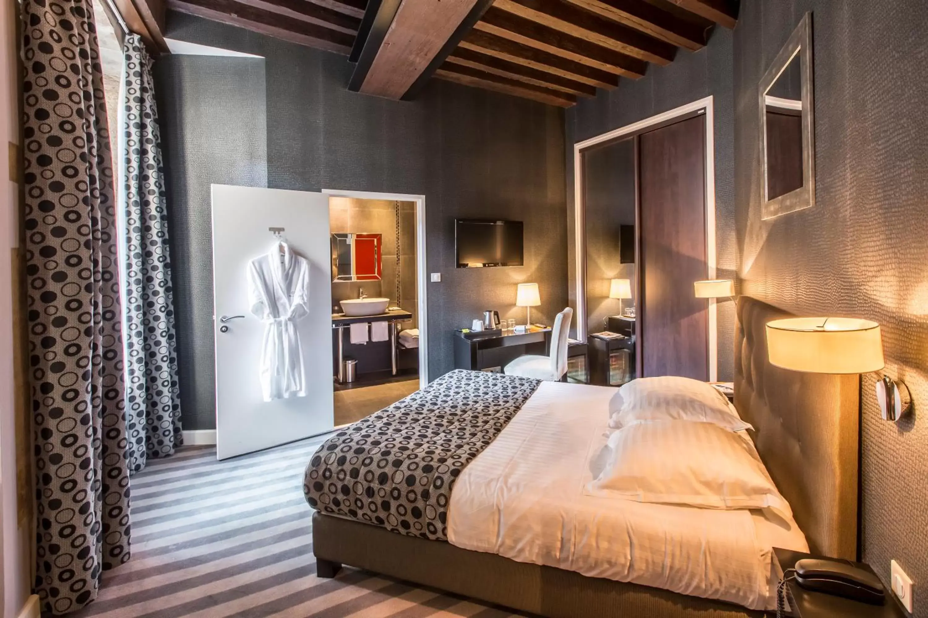 Bed in Maison Philippe Le Bon, Les Collectionneurs