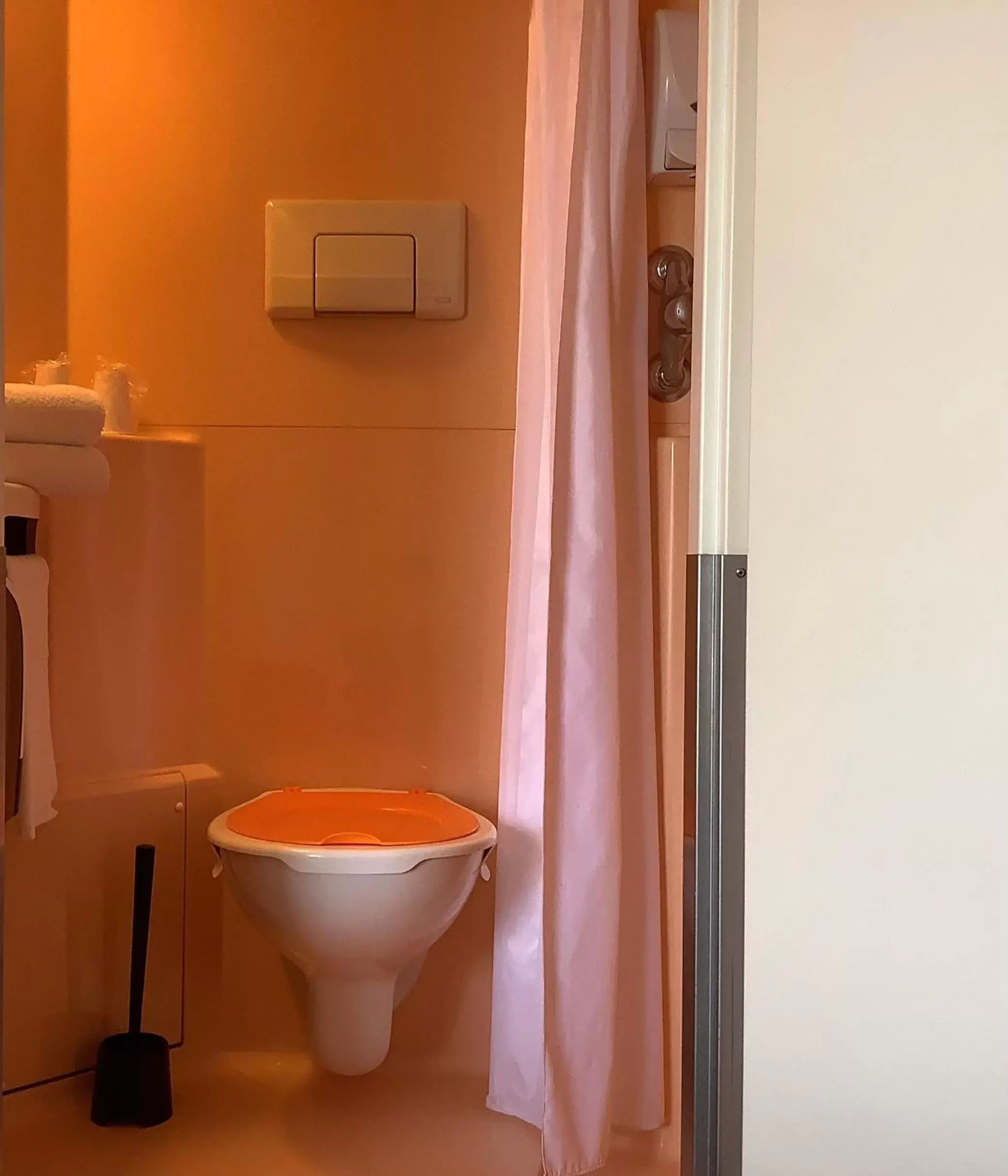 Bathroom in Première Classe Chateauroux - Saint Maur