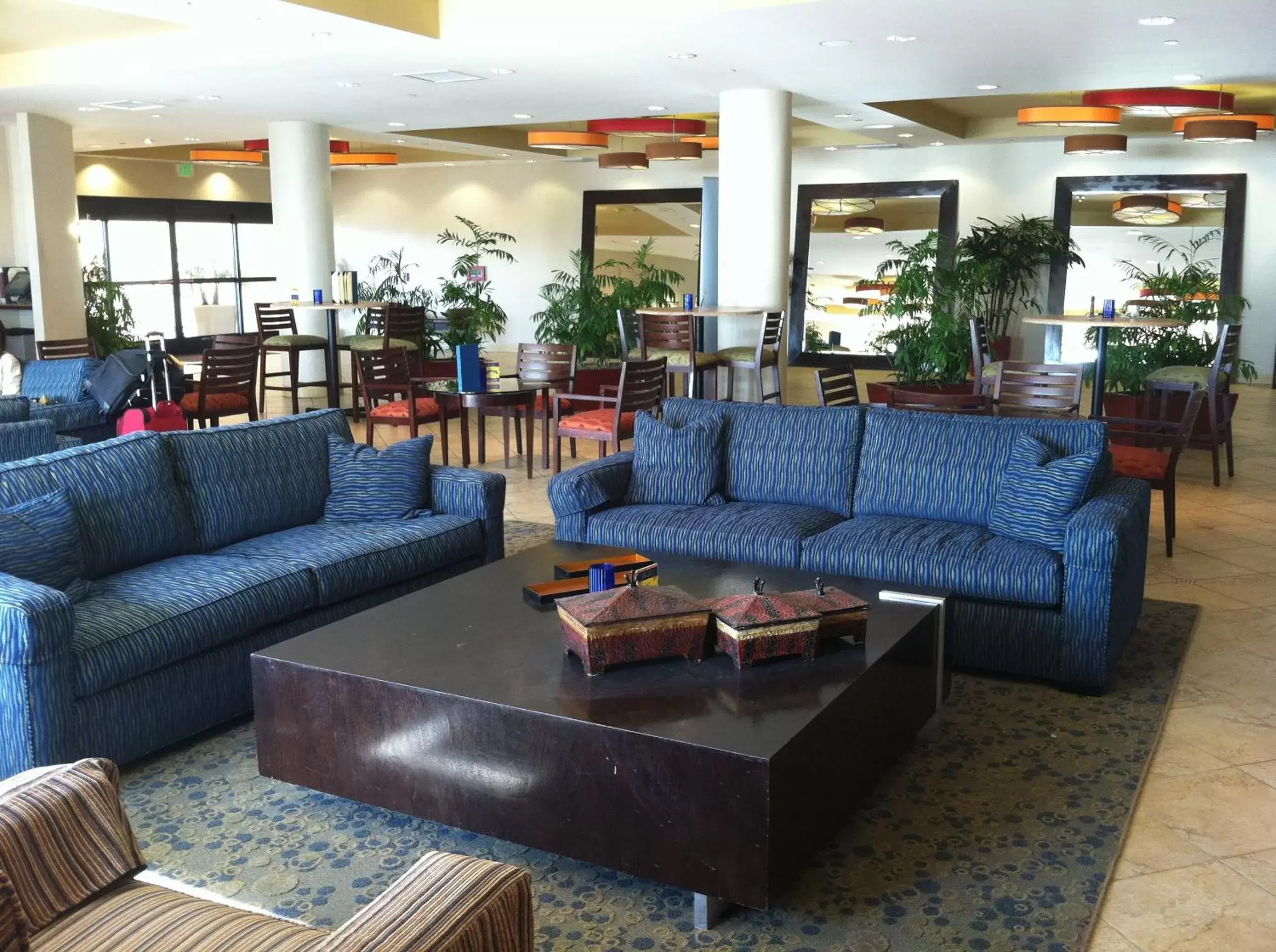 Lounge or bar, Lobby/Reception in Crowne Plaza Hotel Ventura Beach, an IHG Hotel