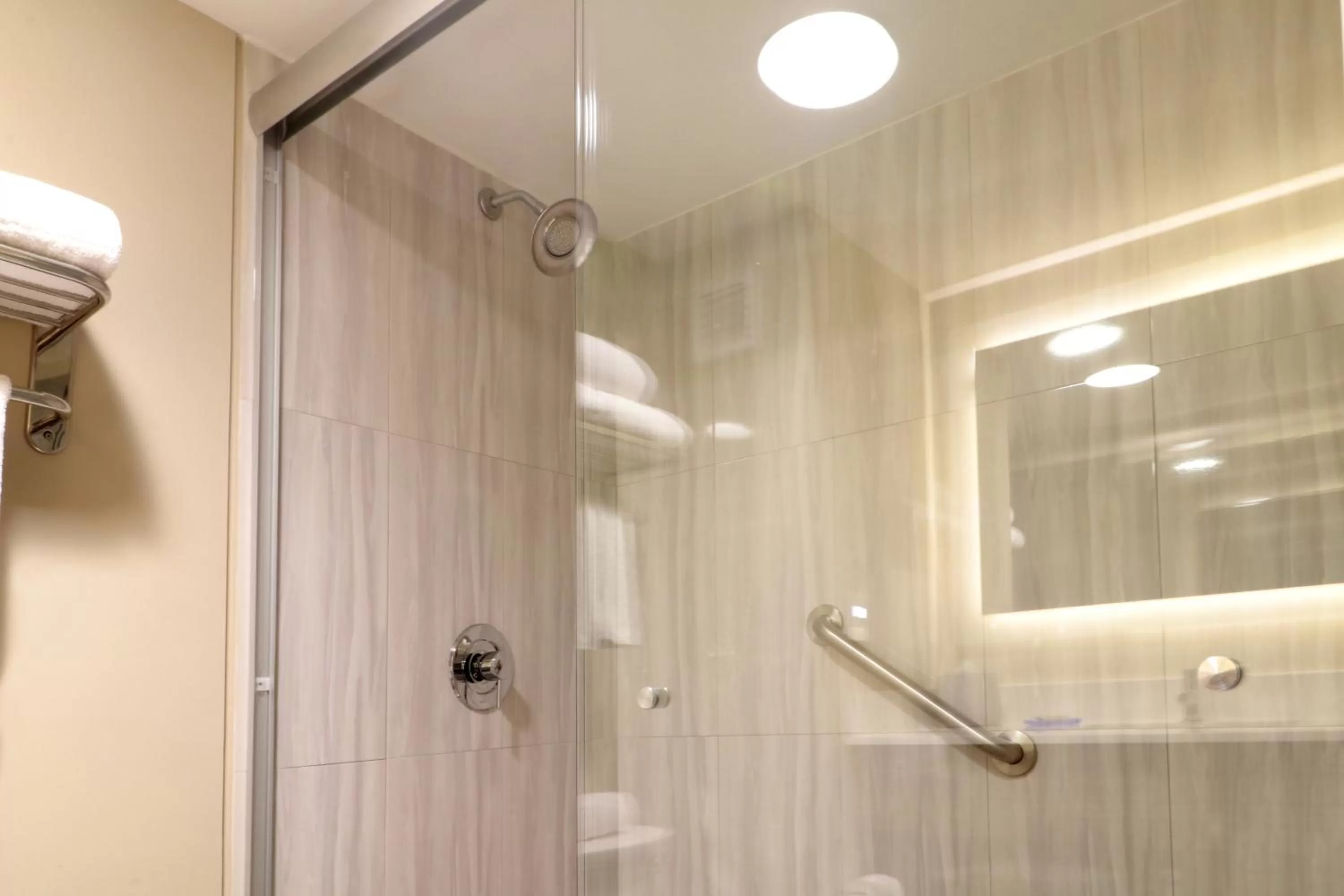 Shower in Holiday Inn Express Guadalajara Aeropuerto by IHG