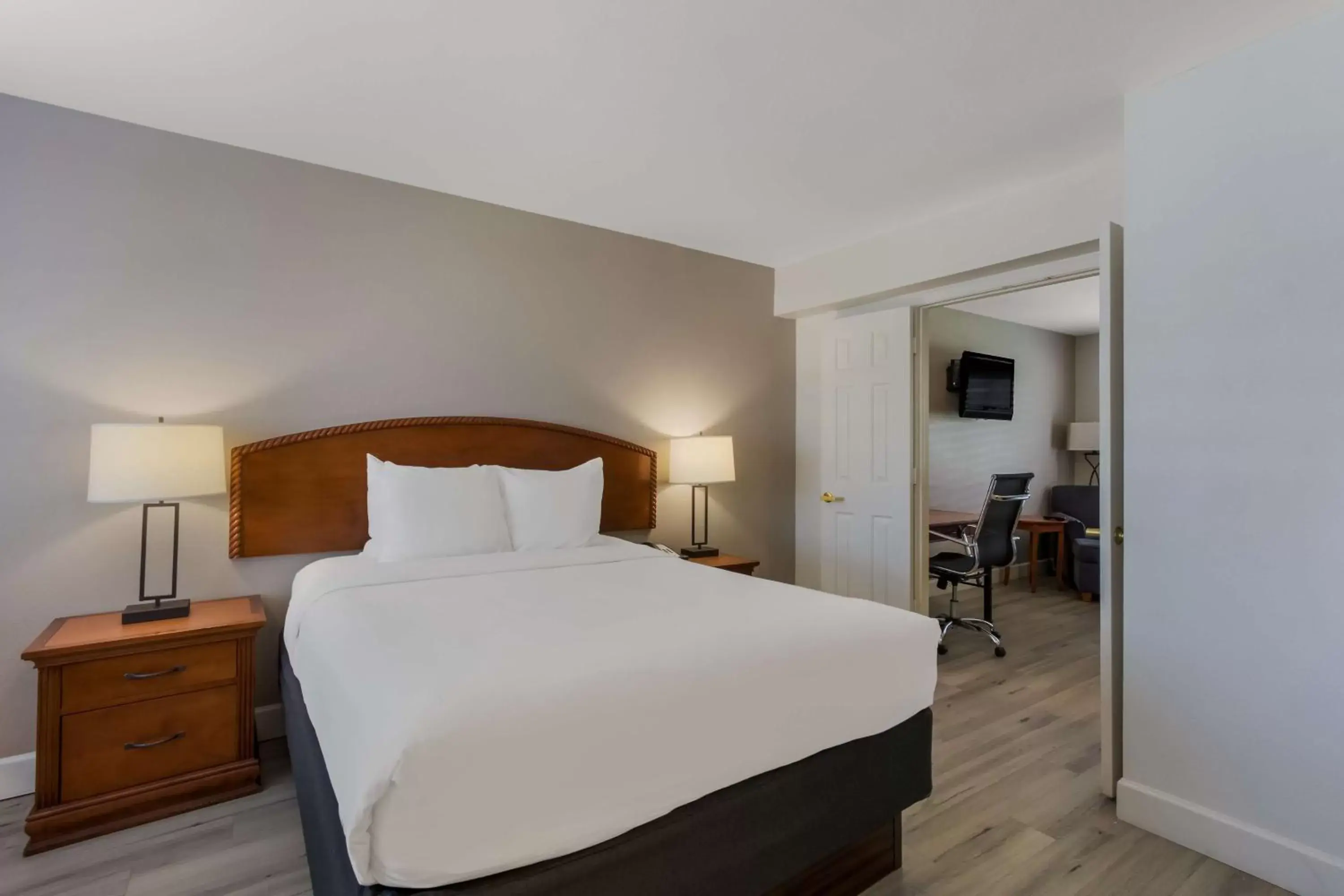 Bedroom, Bed in SureStay Plus Hotel by Best Western Tempe University